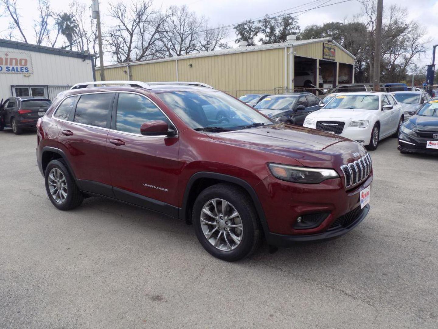 2019 RED JEEP CHEROKEE LATITUDE PLUS (1C4PJLLX5KD) with an 3.2L engine, Automatic transmission, located at 830 E. Canino Rd., Houston, TX, 77037, (281) 405-0440, 38.358219, -81.729942 - Photo#6