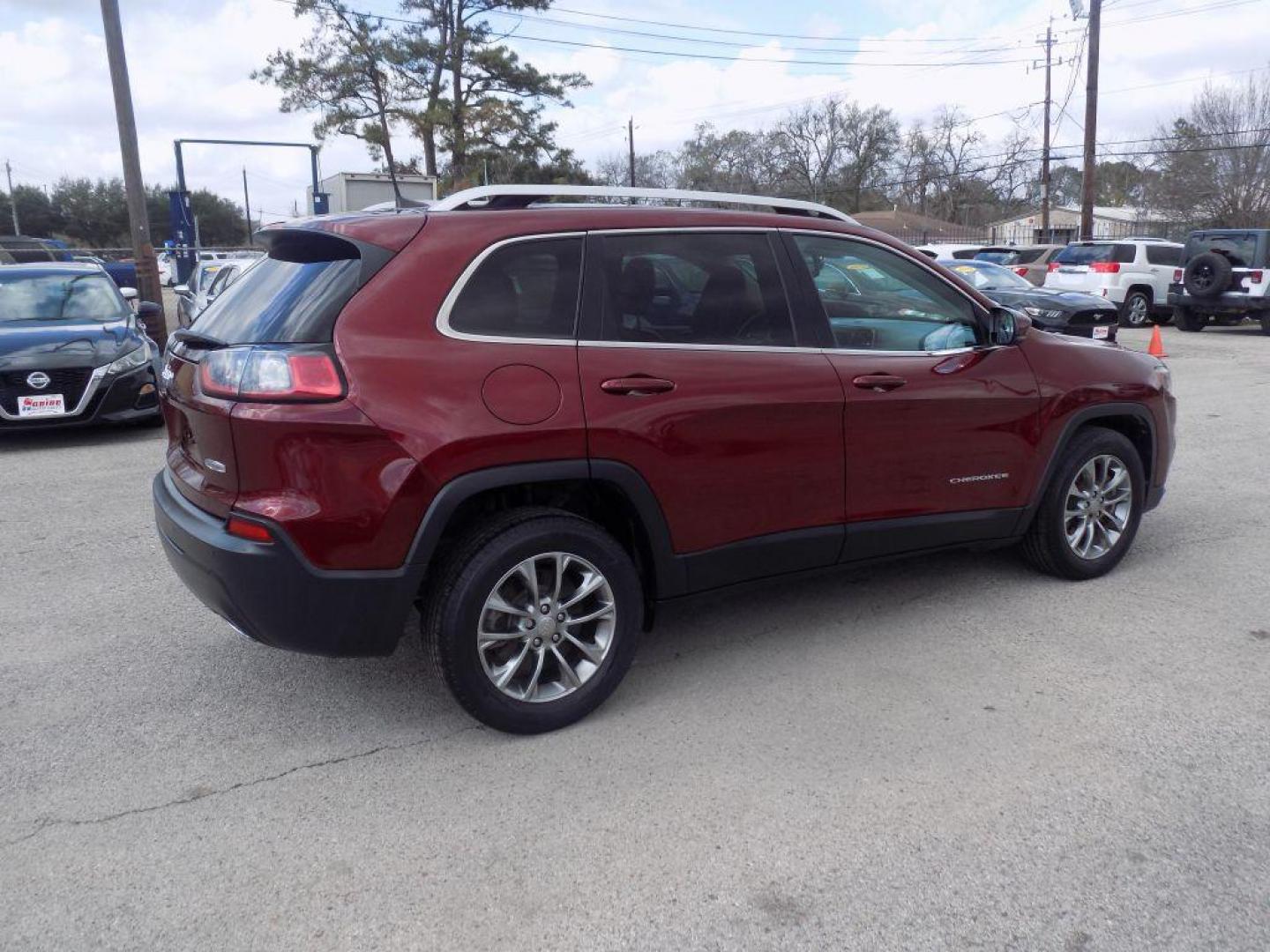 2019 RED JEEP CHEROKEE LATITUDE PLUS (1C4PJLLX5KD) with an 3.2L engine, Automatic transmission, located at 830 E. Canino Rd., Houston, TX, 77037, (281) 405-0440, 38.358219, -81.729942 - Photo#7