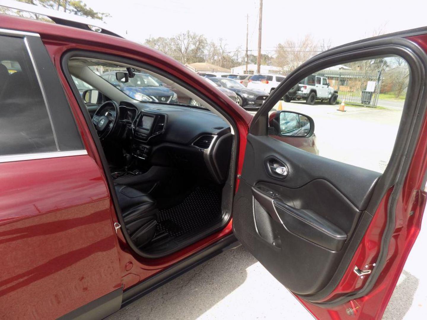 2019 RED JEEP CHEROKEE LATITUDE PLUS (1C4PJLLX5KD) with an 3.2L engine, Automatic transmission, located at 830 E. Canino Rd., Houston, TX, 77037, (281) 405-0440, 38.358219, -81.729942 - Photo#8