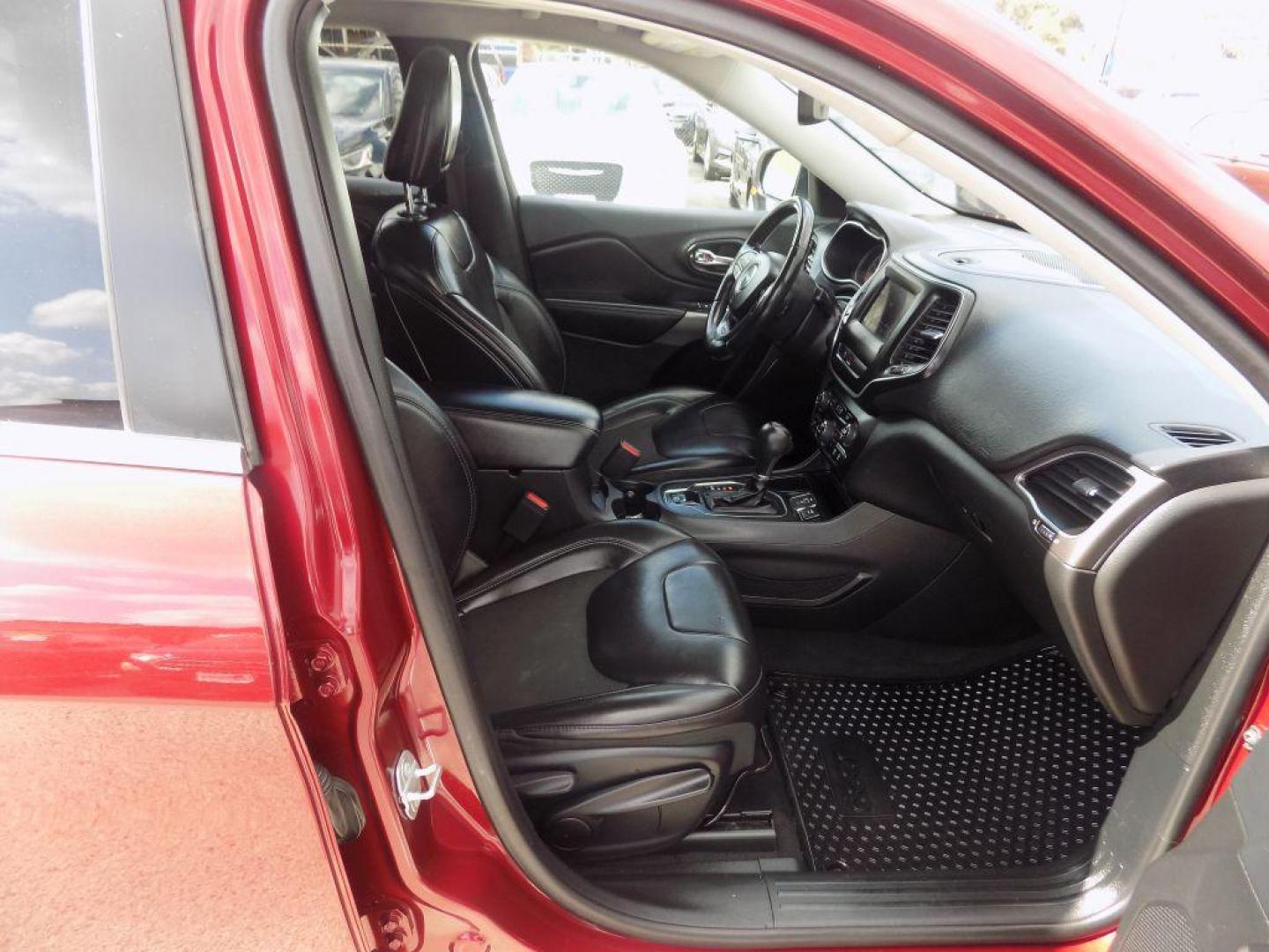 2019 RED JEEP CHEROKEE LATITUDE PLUS (1C4PJLLX5KD) with an 3.2L engine, Automatic transmission, located at 830 E. Canino Rd., Houston, TX, 77037, (281) 405-0440, 38.358219, -81.729942 - Photo#9