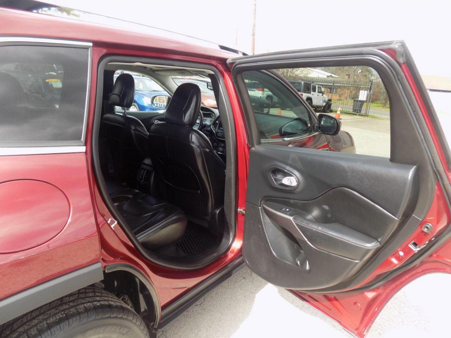 2019 RED JEEP CHEROKEE LATITUDE PLUS (1C4PJLLX5KD) with an 3.2L engine, Automatic transmission, located at 830 E. Canino Rd., Houston, TX, 77037, (281) 405-0440, 38.358219, -81.729942 - Photo#10