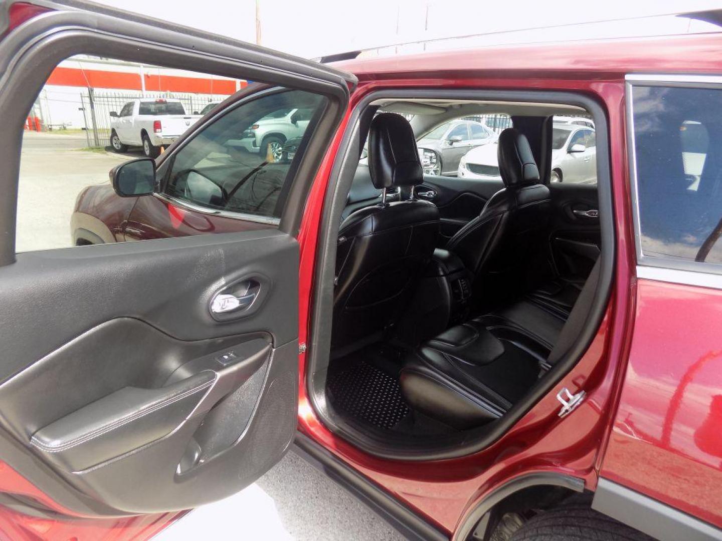 2019 RED JEEP CHEROKEE LATITUDE PLUS (1C4PJLLX5KD) with an 3.2L engine, Automatic transmission, located at 830 E. Canino Rd., Houston, TX, 77037, (281) 405-0440, 38.358219, -81.729942 - Photo#12