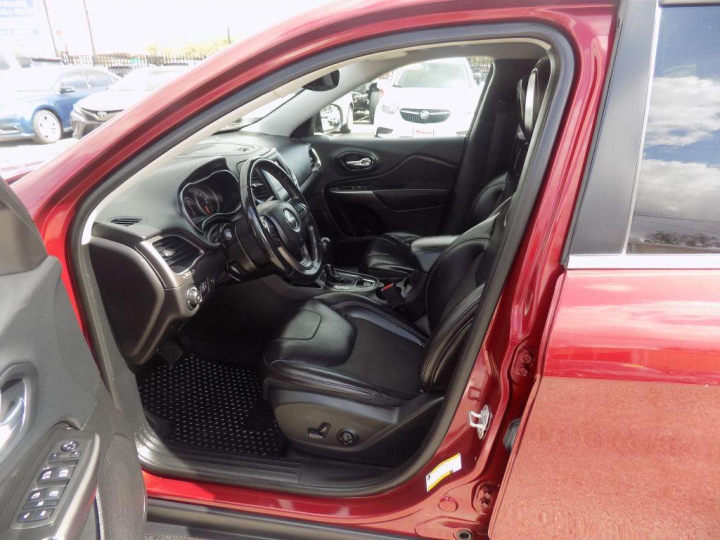 2019 RED JEEP CHEROKEE LATITUDE PLUS (1C4PJLLX5KD) with an 3.2L engine, Automatic transmission, located at 830 E. Canino Rd., Houston, TX, 77037, (281) 405-0440, 38.358219, -81.729942 - Photo#16