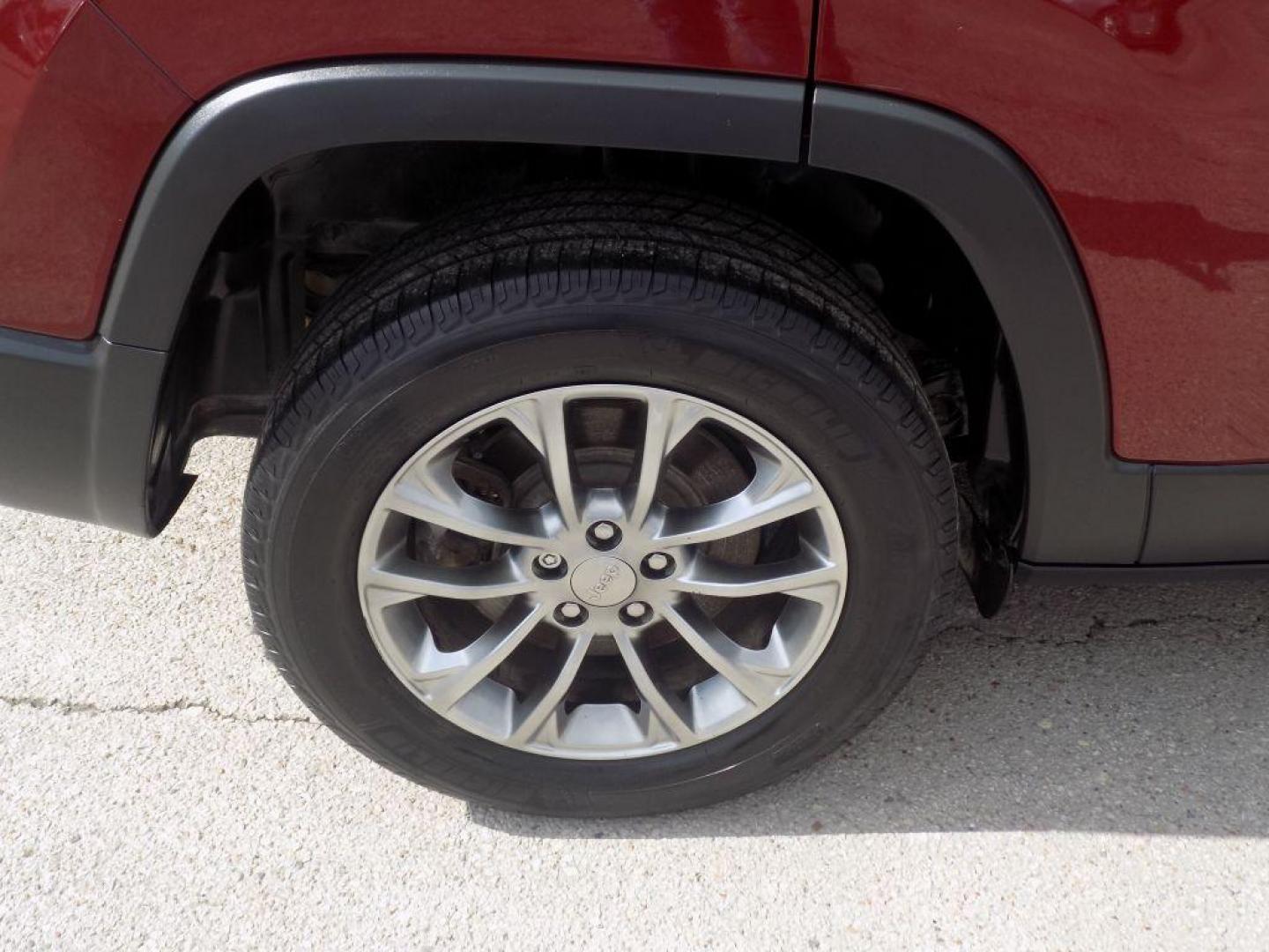 2019 RED JEEP CHEROKEE LATITUDE PLUS (1C4PJLLX5KD) with an 3.2L engine, Automatic transmission, located at 830 E. Canino Rd., Houston, TX, 77037, (281) 405-0440, 38.358219, -81.729942 - Photo#20