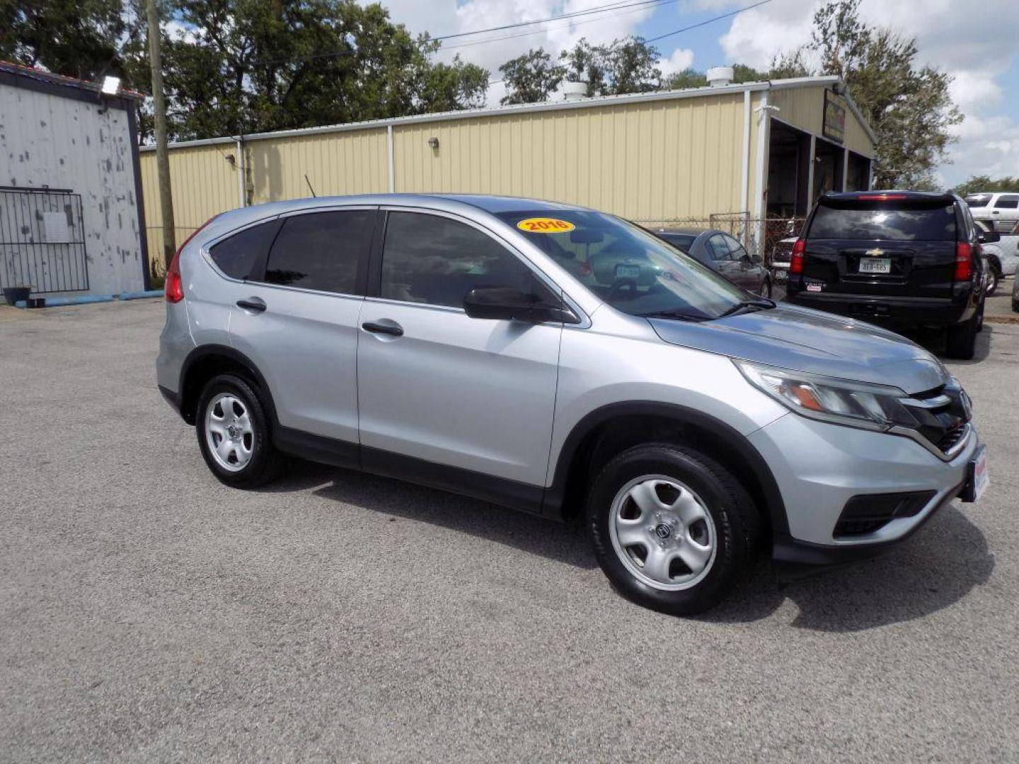 2016 SILVER HONDA CR-V LX (3CZRM3H38GG) with an 2.4L engine, Continuously Variable transmission, located at 830 E. Canino Rd., Houston, TX, 77037, (281) 405-0440, 38.358219, -81.729942 - Photo#6