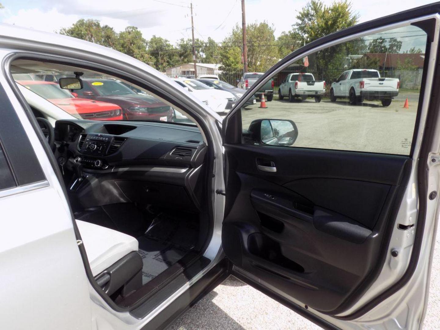 2016 SILVER HONDA CR-V LX (3CZRM3H38GG) with an 2.4L engine, Continuously Variable transmission, located at 830 E. Canino Rd., Houston, TX, 77037, (281) 405-0440, 38.358219, -81.729942 - Photo#8