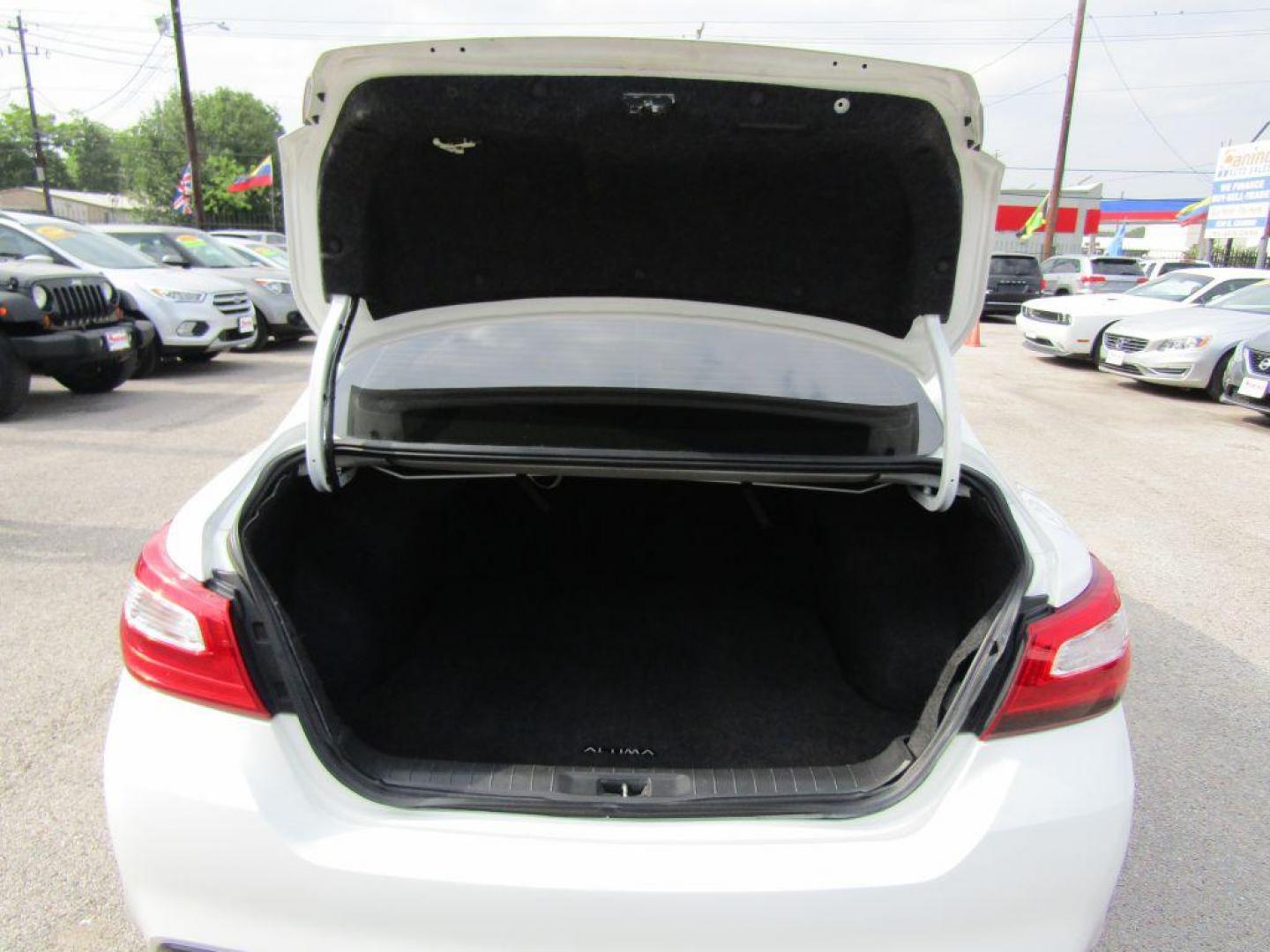 2017 WHITE NISSAN ALTIMA 2.5 (1N4AL3AP3HC) with an 2.5L engine, Continuously Variable transmission, located at 830 E. Canino Rd., Houston, TX, 77037, (281) 405-0440, 38.358219, -81.729942 - Photo#10