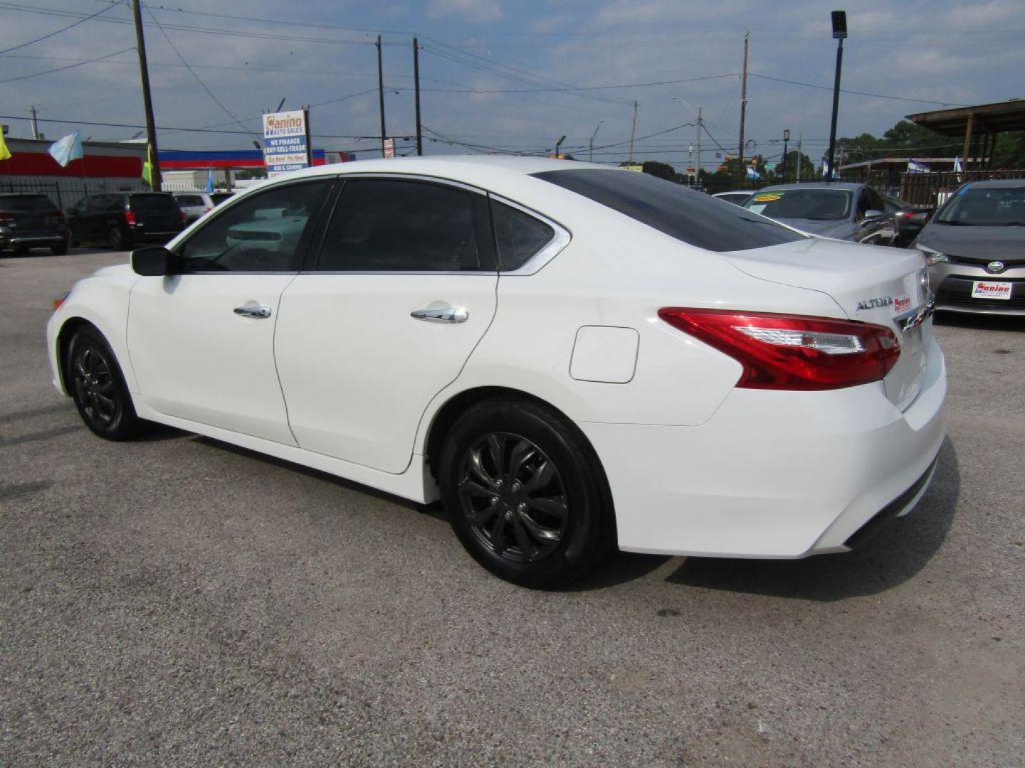 2017 WHITE NISSAN ALTIMA 2.5 (1N4AL3AP3HC) with an 2.5L engine, Continuously Variable transmission, located at 830 E. Canino Rd., Houston, TX, 77037, (281) 405-0440, 38.358219, -81.729942 - Photo#4