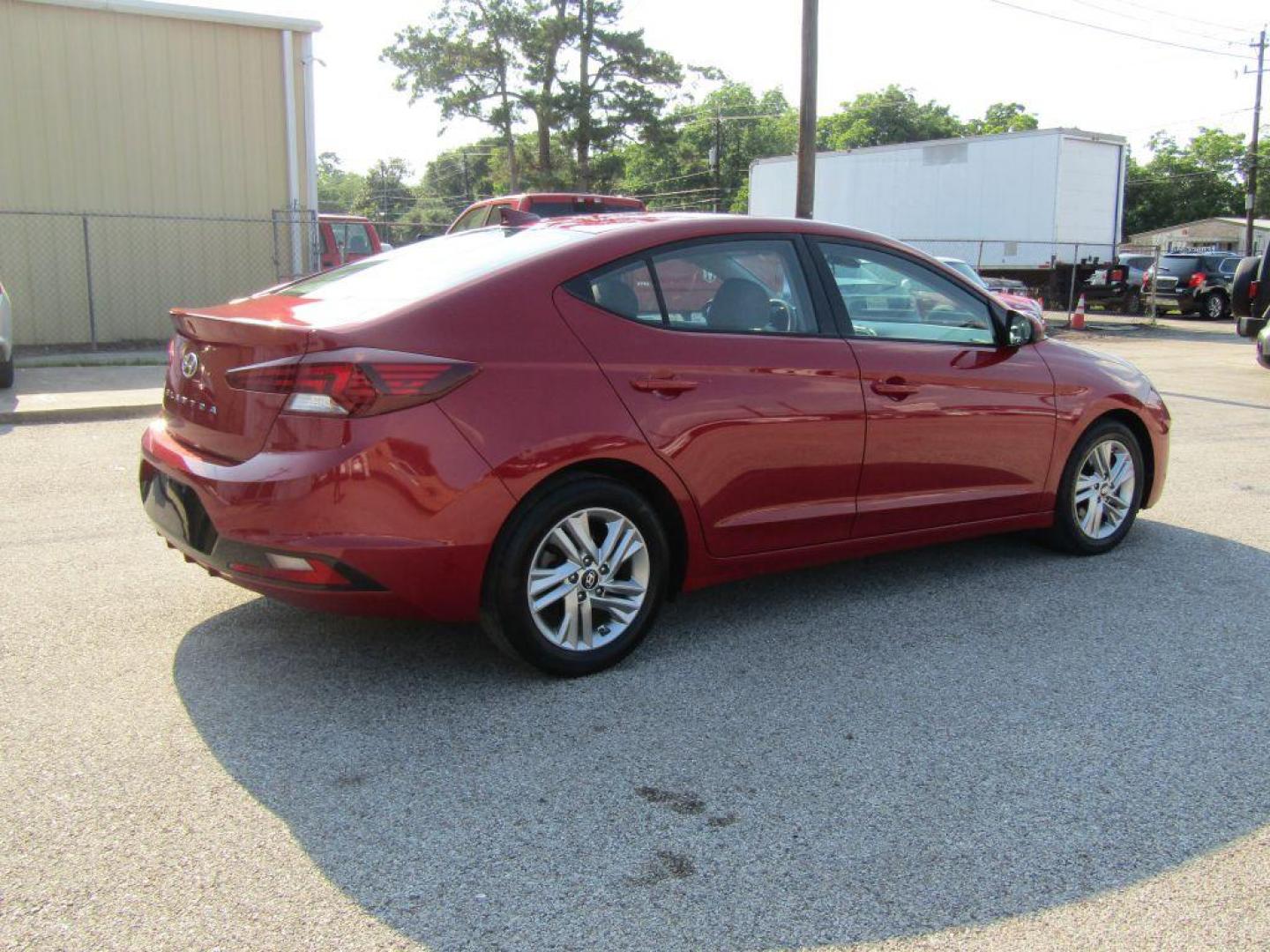 2019 RED HYUNDAI ELANTRA SEL (KMHD84LF0KU) with an 2.0L engine, Automatic transmission, located at 830 E. Canino Rd., Houston, TX, 77037, (281) 405-0440, 38.358219, -81.729942 - Photo#4