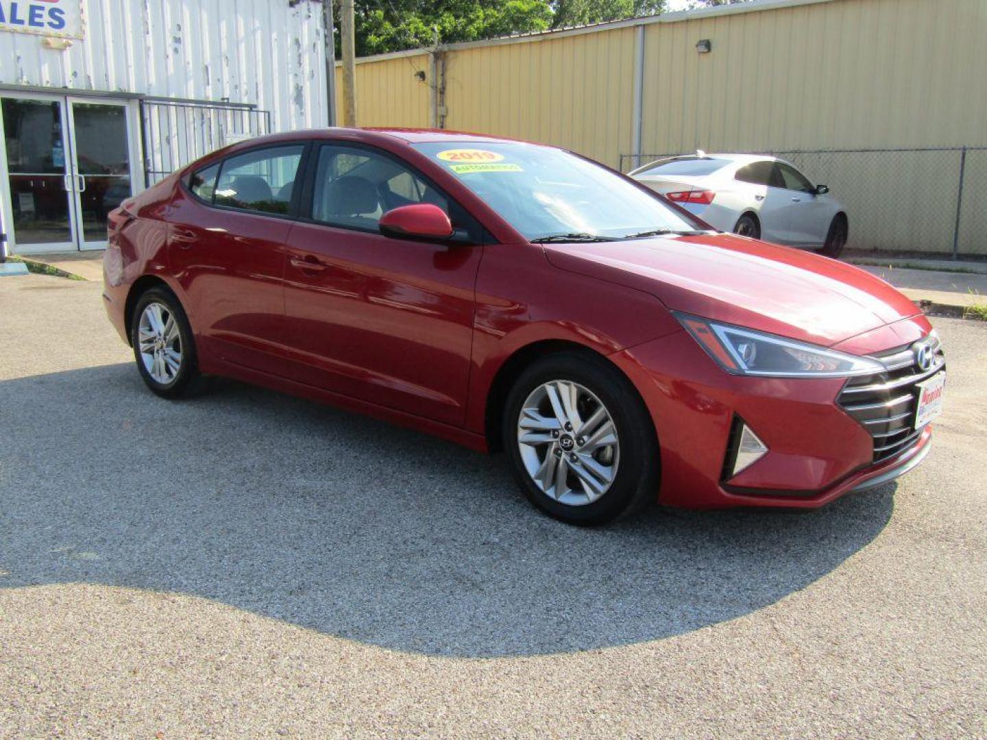 2019 RED HYUNDAI ELANTRA SEL (KMHD84LF0KU) with an 2.0L engine, Automatic transmission, located at 830 E. Canino Rd., Houston, TX, 77037, (281) 405-0440, 38.358219, -81.729942 - Photo#5