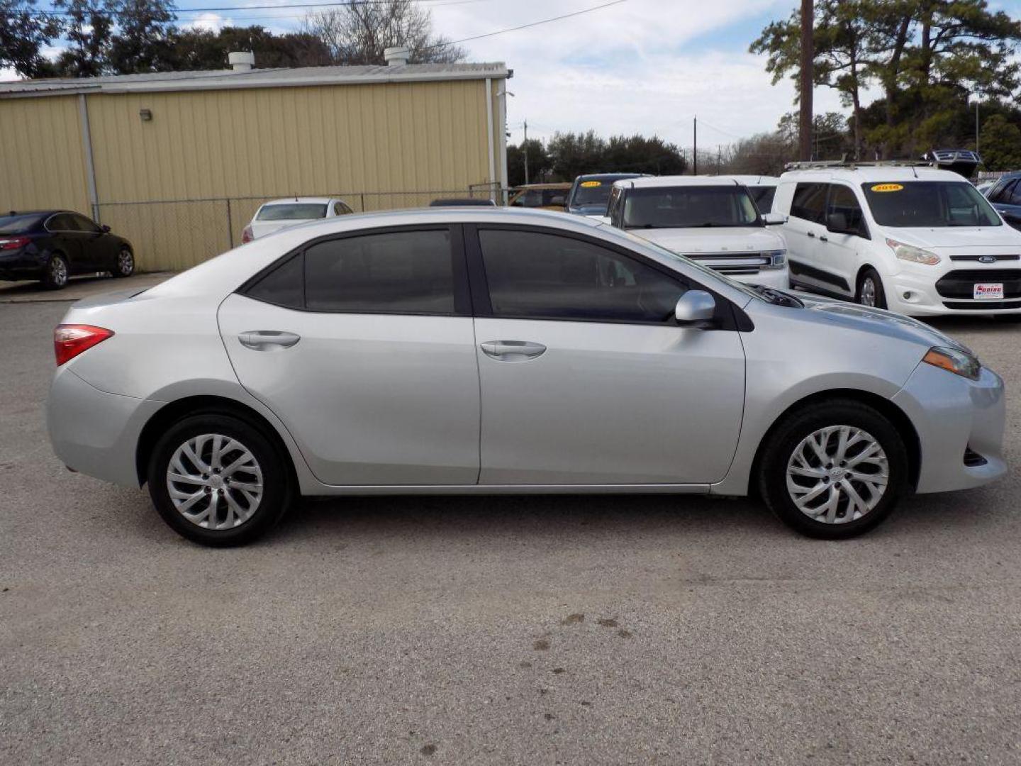 2018 SILVER TOYOTA COROLLA L (5YFBURHE8JP) with an 1.8L engine, Continuously Variable transmission, located at 830 E. Canino Rd., Houston, TX, 77037, (281) 405-0440, 38.358219, -81.729942 - PAGOS COMODOS, ENGANCHES COMODOS. FINANCIAMIENTO RAPIDO Y FACIL. BUEN CREDITO, MAL CREDITO, COMPRADOR POR PRIMERA VES O NO LICENCIA, CANINO AUTO SALES TE PUEDE AYUDAR! LLAMA/TEXTO O VISITANOS HOY MISMO (281) 405-0440 ESTAMOS LOCALIZADOS EN 830 E. CANINO RD. (ESQUINA CON AIRLINE) HOUSTON, TEXAS - Photo#1