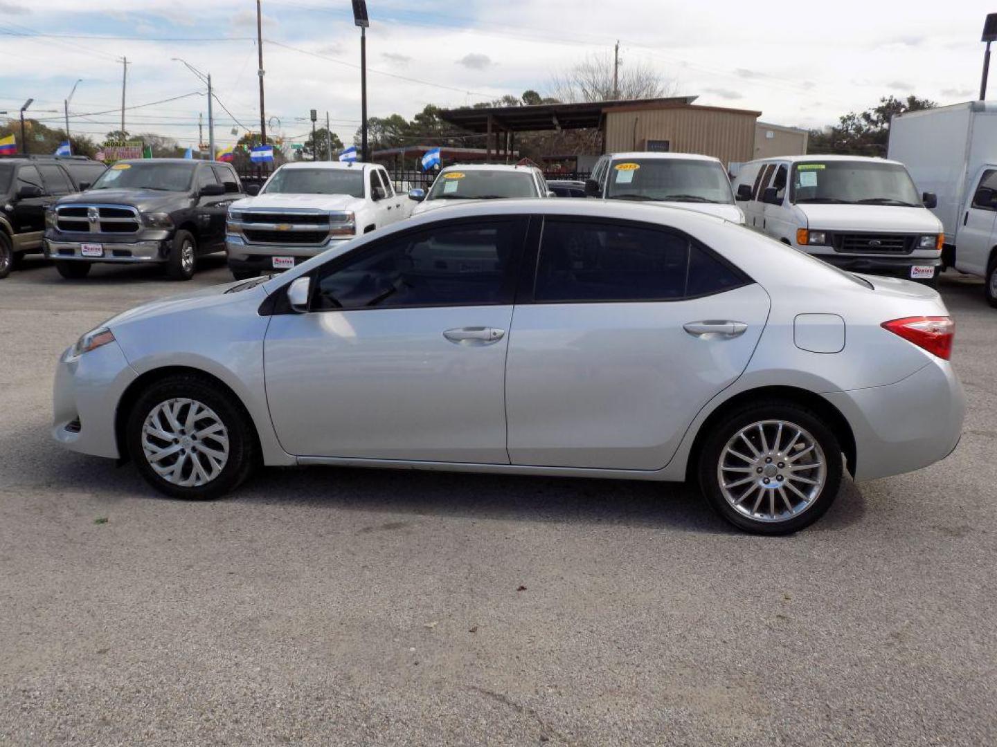 2018 SILVER TOYOTA COROLLA L (5YFBURHE8JP) with an 1.8L engine, Continuously Variable transmission, located at 830 E. Canino Rd., Houston, TX, 77037, (281) 405-0440, 38.358219, -81.729942 - PAGOS COMODOS, ENGANCHES COMODOS. FINANCIAMIENTO RAPIDO Y FACIL. BUEN CREDITO, MAL CREDITO, COMPRADOR POR PRIMERA VES O NO LICENCIA, CANINO AUTO SALES TE PUEDE AYUDAR! LLAMA/TEXTO O VISITANOS HOY MISMO (281) 405-0440 ESTAMOS LOCALIZADOS EN 830 E. CANINO RD. (ESQUINA CON AIRLINE) HOUSTON, TEXAS - Photo#3