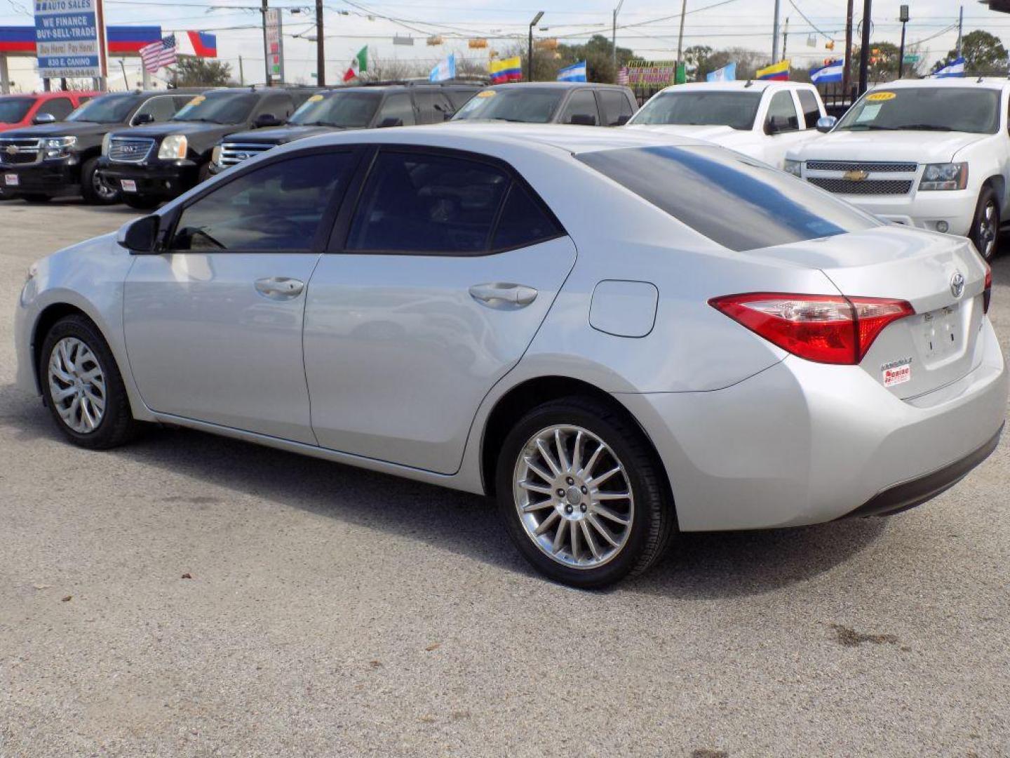 2018 SILVER TOYOTA COROLLA L (5YFBURHE8JP) with an 1.8L engine, Continuously Variable transmission, located at 830 E. Canino Rd., Houston, TX, 77037, (281) 405-0440, 38.358219, -81.729942 - PAGOS COMODOS, ENGANCHES COMODOS. FINANCIAMIENTO RAPIDO Y FACIL. BUEN CREDITO, MAL CREDITO, COMPRADOR POR PRIMERA VES O NO LICENCIA, CANINO AUTO SALES TE PUEDE AYUDAR! LLAMA/TEXTO O VISITANOS HOY MISMO (281) 405-0440 ESTAMOS LOCALIZADOS EN 830 E. CANINO RD. (ESQUINA CON AIRLINE) HOUSTON, TEXAS - Photo#4