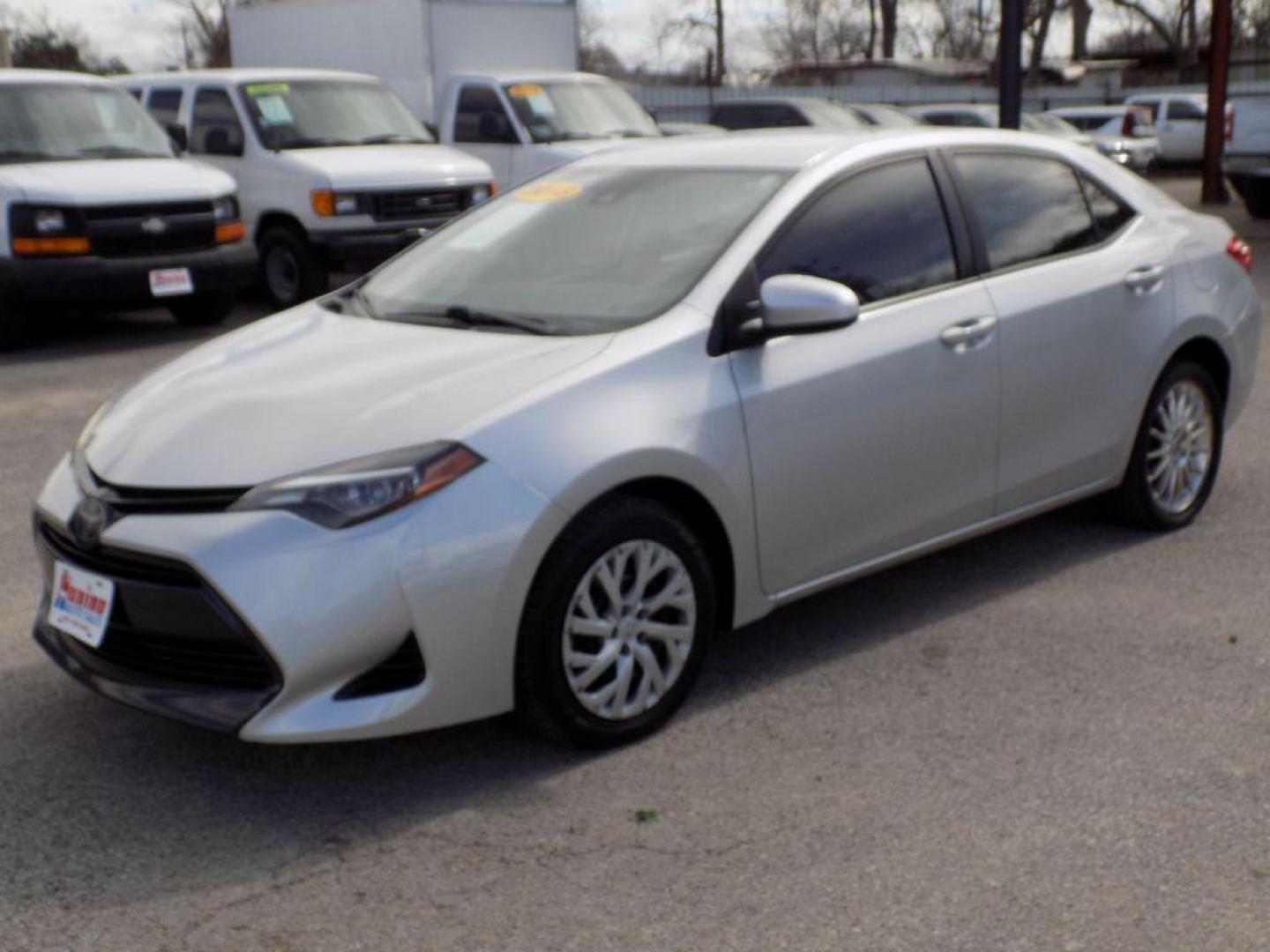 2018 SILVER TOYOTA COROLLA L (5YFBURHE8JP) with an 1.8L engine, Continuously Variable transmission, located at 830 E. Canino Rd., Houston, TX, 77037, (281) 405-0440, 38.358219, -81.729942 - PAGOS COMODOS, ENGANCHES COMODOS. FINANCIAMIENTO RAPIDO Y FACIL. BUEN CREDITO, MAL CREDITO, COMPRADOR POR PRIMERA VES O NO LICENCIA, CANINO AUTO SALES TE PUEDE AYUDAR! LLAMA/TEXTO O VISITANOS HOY MISMO (281) 405-0440 ESTAMOS LOCALIZADOS EN 830 E. CANINO RD. (ESQUINA CON AIRLINE) HOUSTON, TEXAS - Photo#5