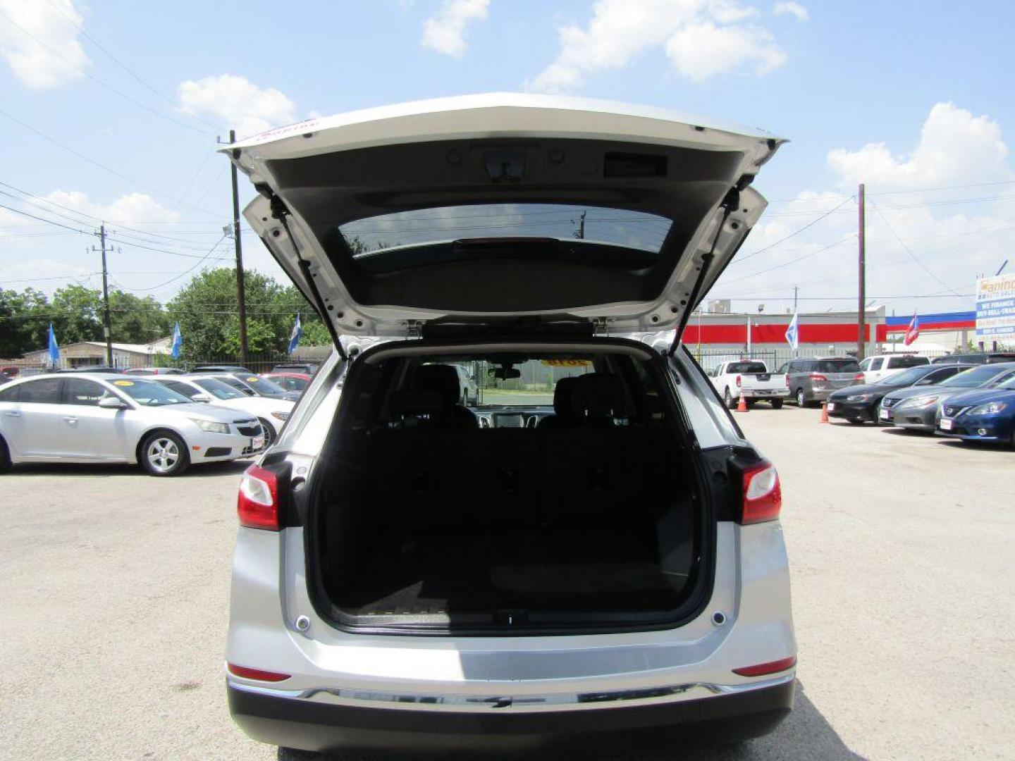 2018 SILVER CHEVROLET EQUINOX LT (3GNAXJEV1JS) with an 1.5L engine, Automatic transmission, located at 830 E. Canino Rd., Houston, TX, 77037, (281) 405-0440, 38.358219, -81.729942 - Photo#10