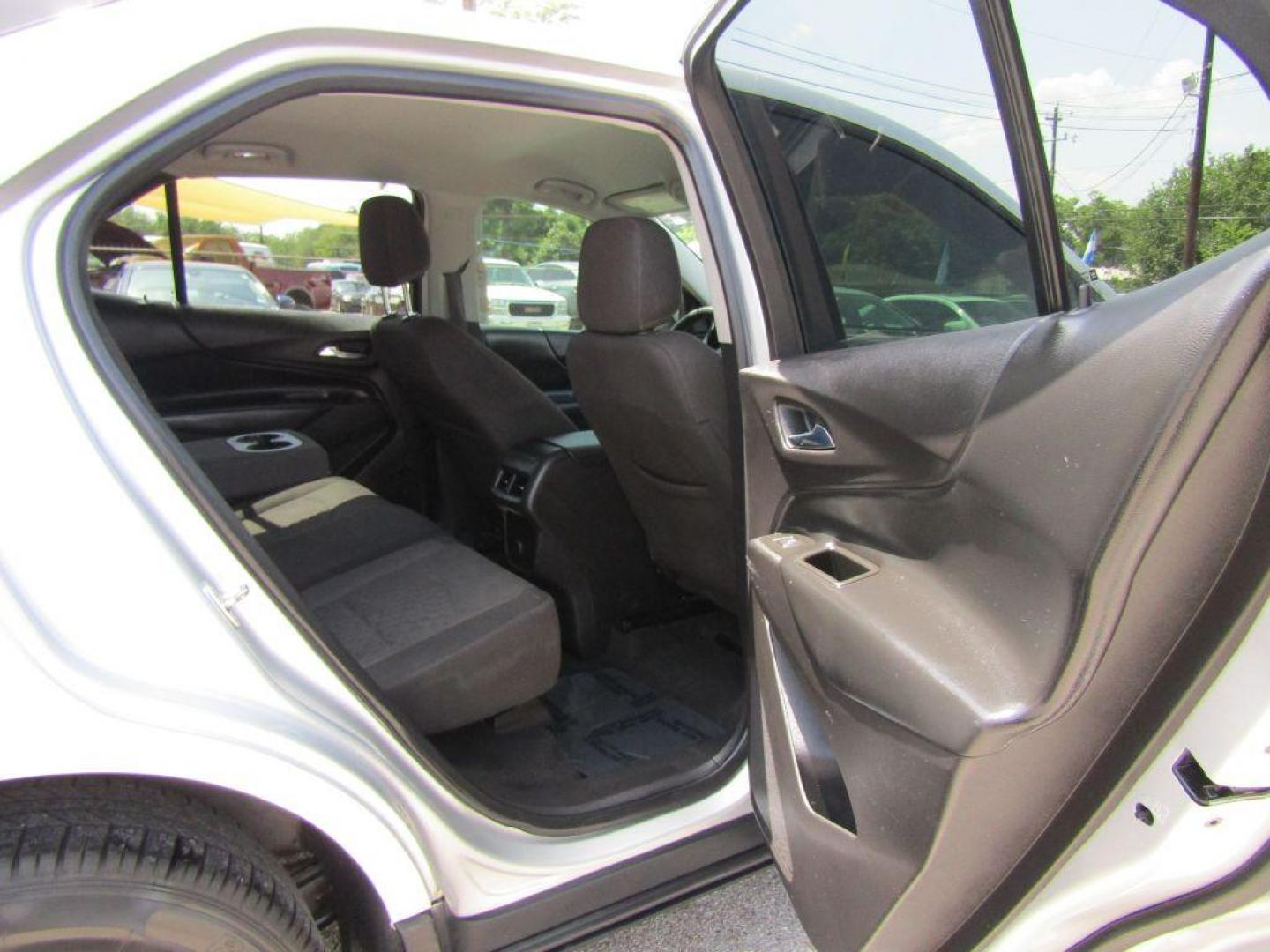 2018 SILVER CHEVROLET EQUINOX LT (3GNAXJEV1JS) with an 1.5L engine, Automatic transmission, located at 830 E. Canino Rd., Houston, TX, 77037, (281) 405-0440, 38.358219, -81.729942 - Photo#13