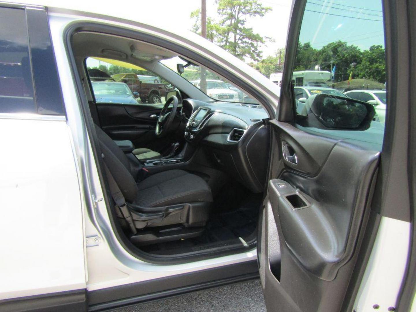 2018 SILVER CHEVROLET EQUINOX LT (3GNAXJEV1JS) with an 1.5L engine, Automatic transmission, located at 830 E. Canino Rd., Houston, TX, 77037, (281) 405-0440, 38.358219, -81.729942 - Photo#14