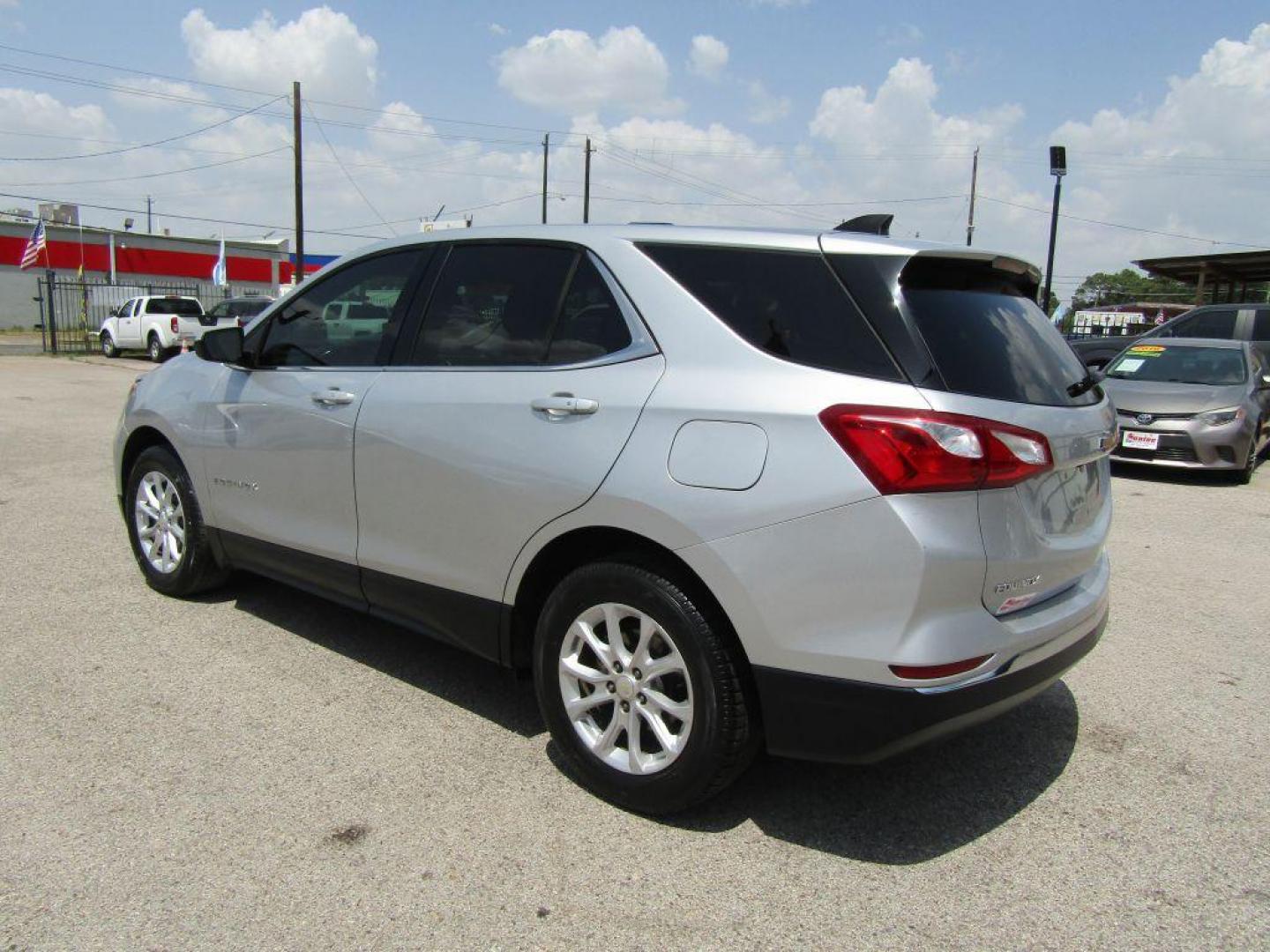 2018 SILVER CHEVROLET EQUINOX LT (3GNAXJEV1JS) with an 1.5L engine, Automatic transmission, located at 830 E. Canino Rd., Houston, TX, 77037, (281) 405-0440, 38.358219, -81.729942 - Photo#4