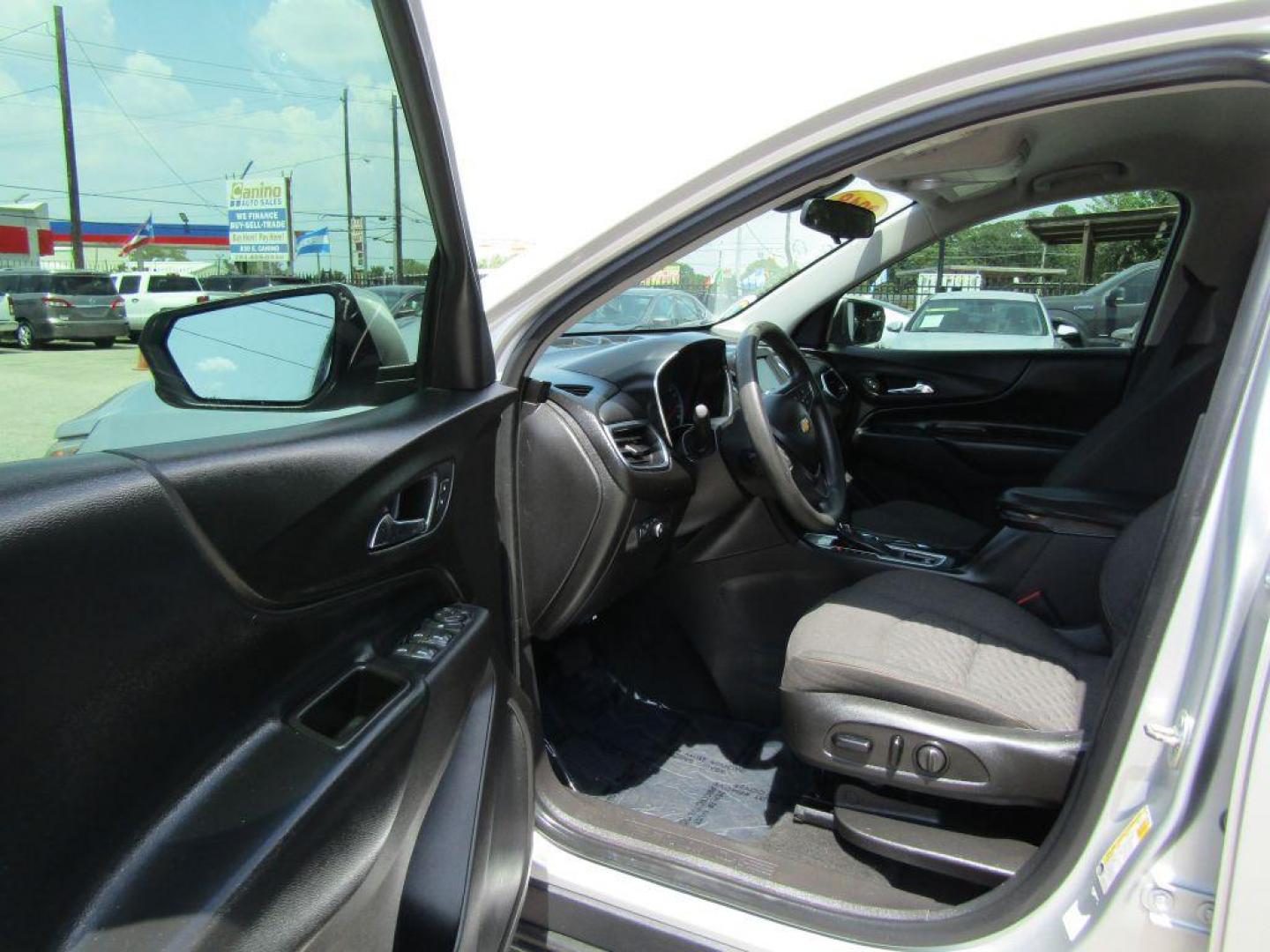 2018 SILVER CHEVROLET EQUINOX LT (3GNAXJEV1JS) with an 1.5L engine, Automatic transmission, located at 830 E. Canino Rd., Houston, TX, 77037, (281) 405-0440, 38.358219, -81.729942 - Photo#6