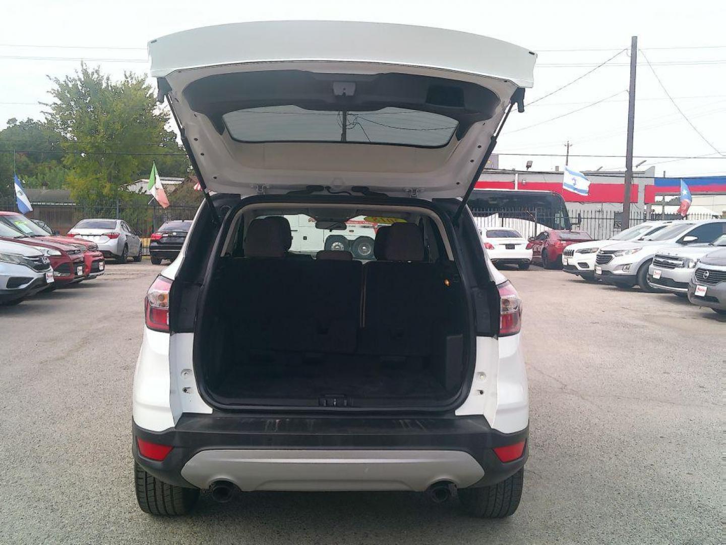 2018 WHITE FORD ESCAPE SE (1FMCU0GD9JU) with an 1.5L engine, Automatic transmission, located at 830 E. Canino Rd., Houston, TX, 77037, (281) 405-0440, 38.358219, -81.729942 - Photo#9