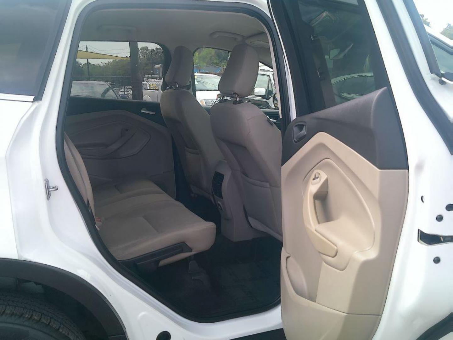 2018 WHITE FORD ESCAPE SE (1FMCU0GD9JU) with an 1.5L engine, Automatic transmission, located at 830 E. Canino Rd., Houston, TX, 77037, (281) 405-0440, 38.358219, -81.729942 - Photo#12