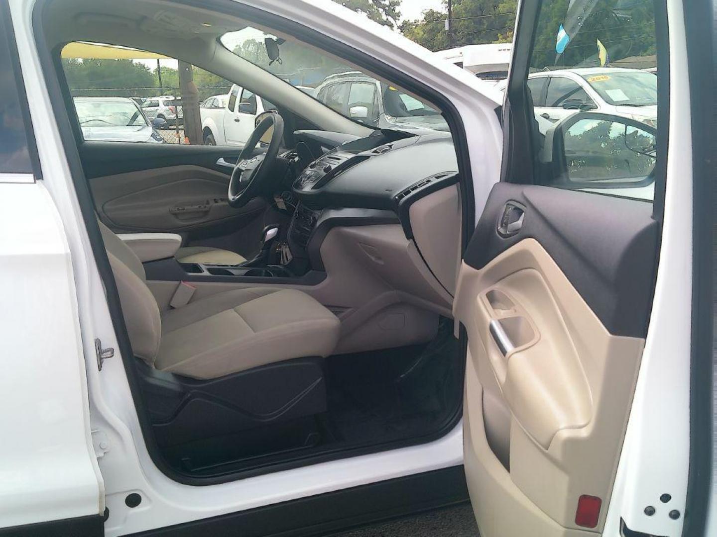 2018 WHITE FORD ESCAPE SE (1FMCU0GD9JU) with an 1.5L engine, Automatic transmission, located at 830 E. Canino Rd., Houston, TX, 77037, (281) 405-0440, 38.358219, -81.729942 - Photo#13