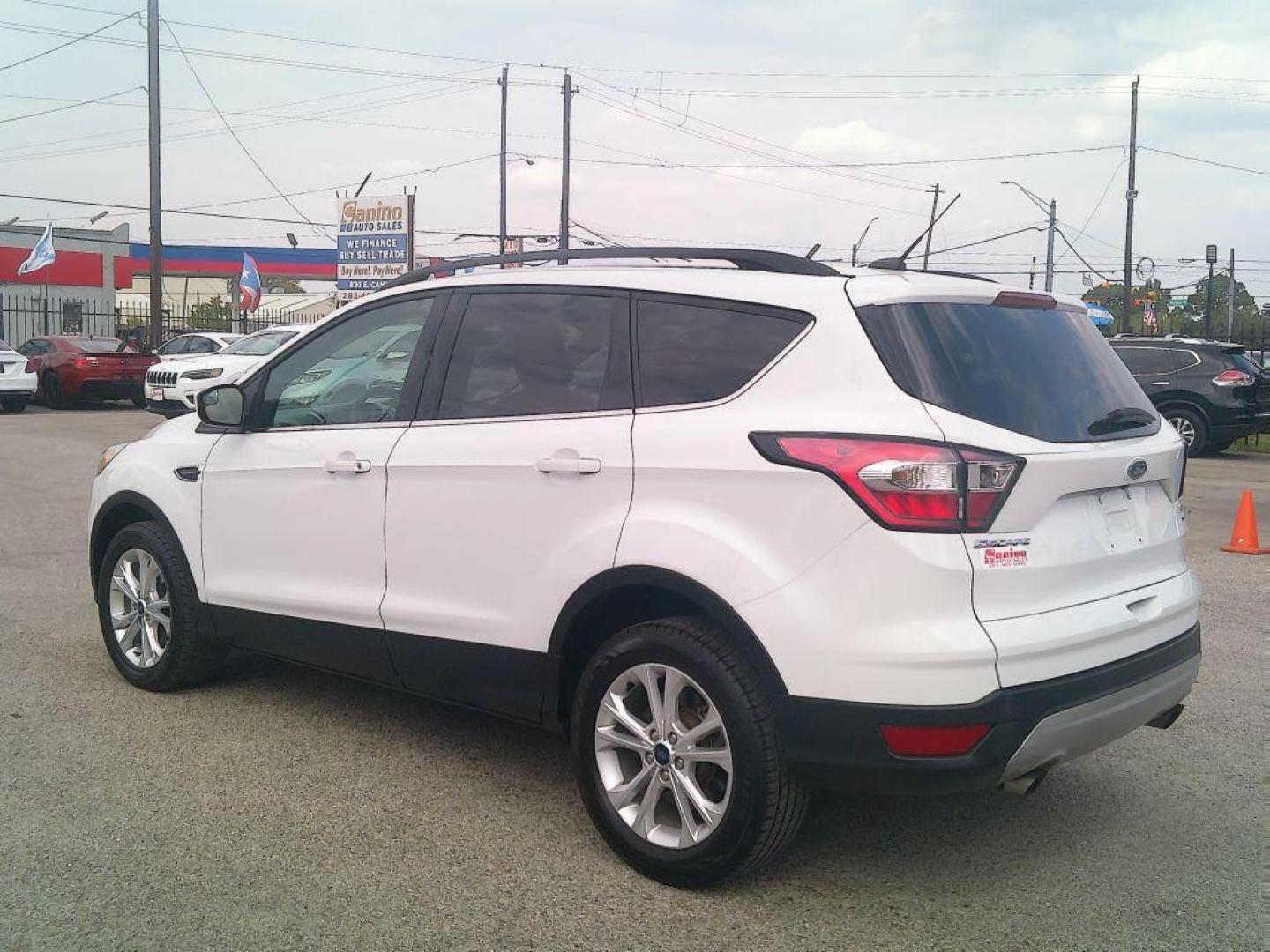 2018 WHITE FORD ESCAPE SE (1FMCU0GD9JU) with an 1.5L engine, Automatic transmission, located at 830 E. Canino Rd., Houston, TX, 77037, (281) 405-0440, 38.358219, -81.729942 - Photo#4