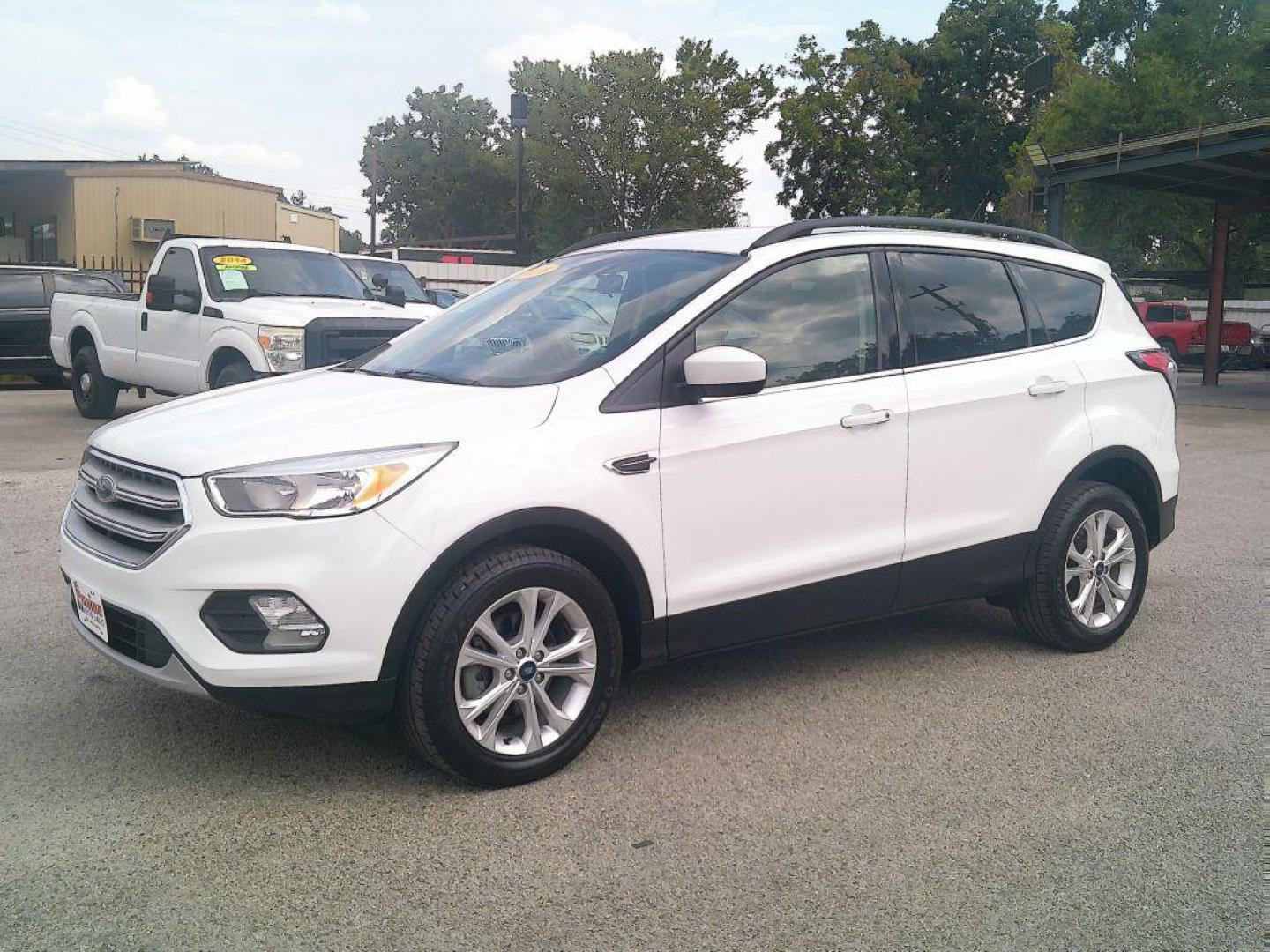 2018 WHITE FORD ESCAPE SE (1FMCU0GD9JU) with an 1.5L engine, Automatic transmission, located at 830 E. Canino Rd., Houston, TX, 77037, (281) 405-0440, 38.358219, -81.729942 - Photo#5