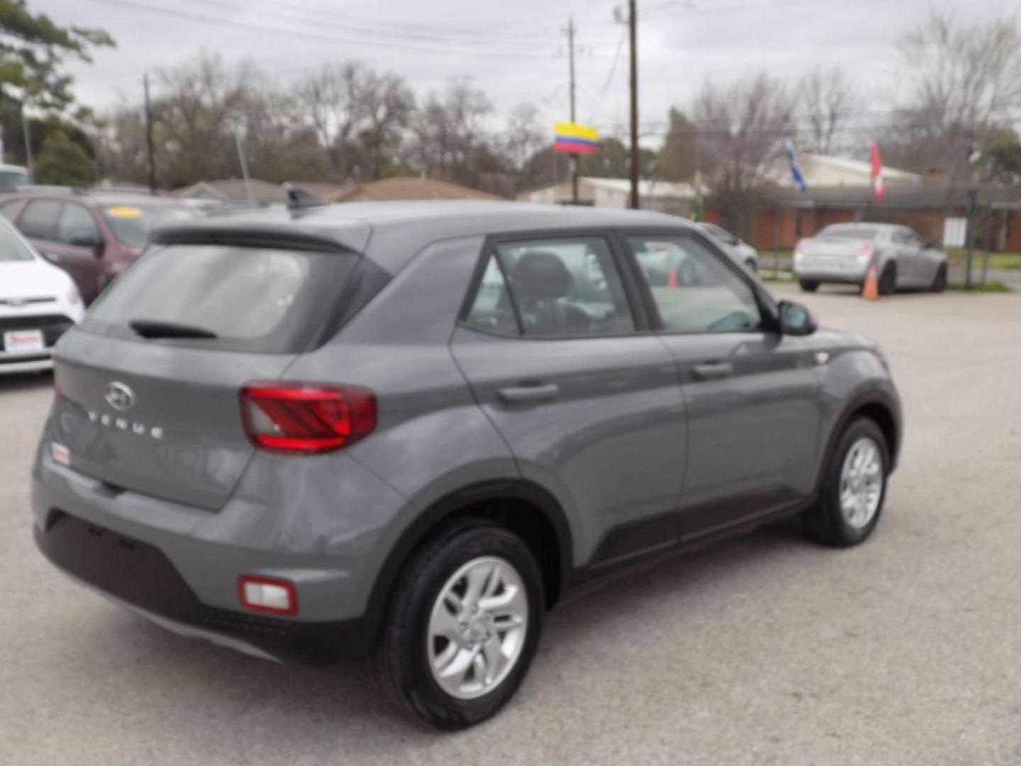 2021 GRAY HYUNDAI VENUE SE (KMHRB8A38MU) with an 1.6L engine, Automatic transmission, located at 830 E. Canino Rd., Houston, TX, 77037, (281) 405-0440, 38.358219, -81.729942 - VENGA A VISITARNOS A CANINO AUTO SALES. ENTRE CAMINANDO Y SALGA MANEJANDO. APROVACION GARANTIZADA CON REQUISITOS MINIMOS! PREGUNTEN POR JESSICA, MAY, O CARRIE PARA SU APROBACION SEGURA. ??830 E CANINO RD HOUSTON TX 77037 ??(281) 405-0440 come visit us today!! walk in/ drive out in minutes! - Photo#3