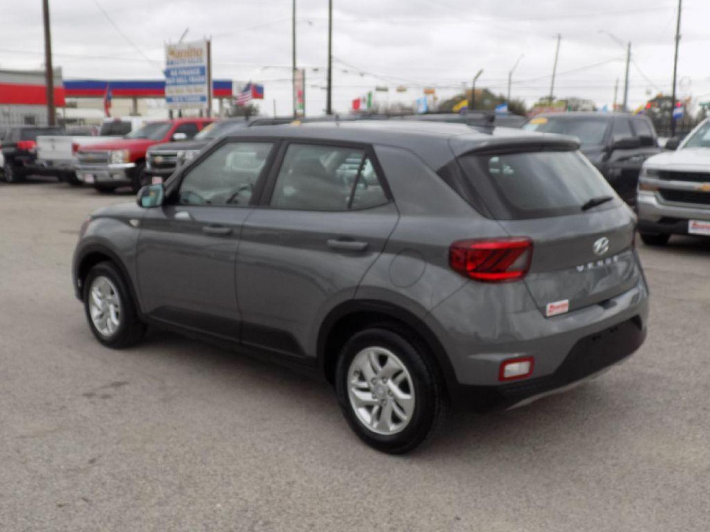 2021 GRAY HYUNDAI VENUE SE (KMHRB8A38MU) with an 1.6L engine, Automatic transmission, located at 830 E. Canino Rd., Houston, TX, 77037, (281) 405-0440, 38.358219, -81.729942 - VENGA A VISITARNOS A CANINO AUTO SALES. ENTRE CAMINANDO Y SALGA MANEJANDO. APROVACION GARANTIZADA CON REQUISITOS MINIMOS! PREGUNTEN POR JESSICA, MAY, O CARRIE PARA SU APROBACION SEGURA. ??830 E CANINO RD HOUSTON TX 77037 ??(281) 405-0440 come visit us today!! walk in/ drive out in minutes! - Photo#4