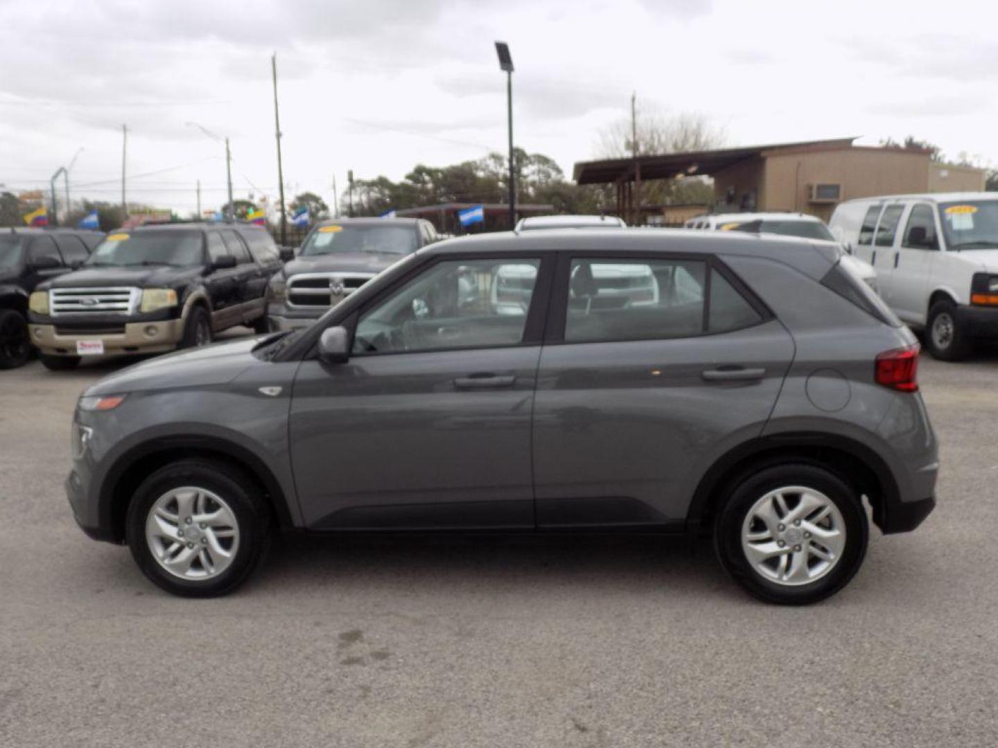 2021 GRAY HYUNDAI VENUE SE (KMHRB8A38MU) with an 1.6L engine, Automatic transmission, located at 830 E. Canino Rd., Houston, TX, 77037, (281) 405-0440, 38.358219, -81.729942 - VENGA A VISITARNOS A CANINO AUTO SALES. ENTRE CAMINANDO Y SALGA MANEJANDO. APROVACION GARANTIZADA CON REQUISITOS MINIMOS! PREGUNTEN POR JESSICA, MAY, O CARRIE PARA SU APROBACION SEGURA. ??830 E CANINO RD HOUSTON TX 77037 ??(281) 405-0440 come visit us today!! walk in/ drive out in minutes! - Photo#5