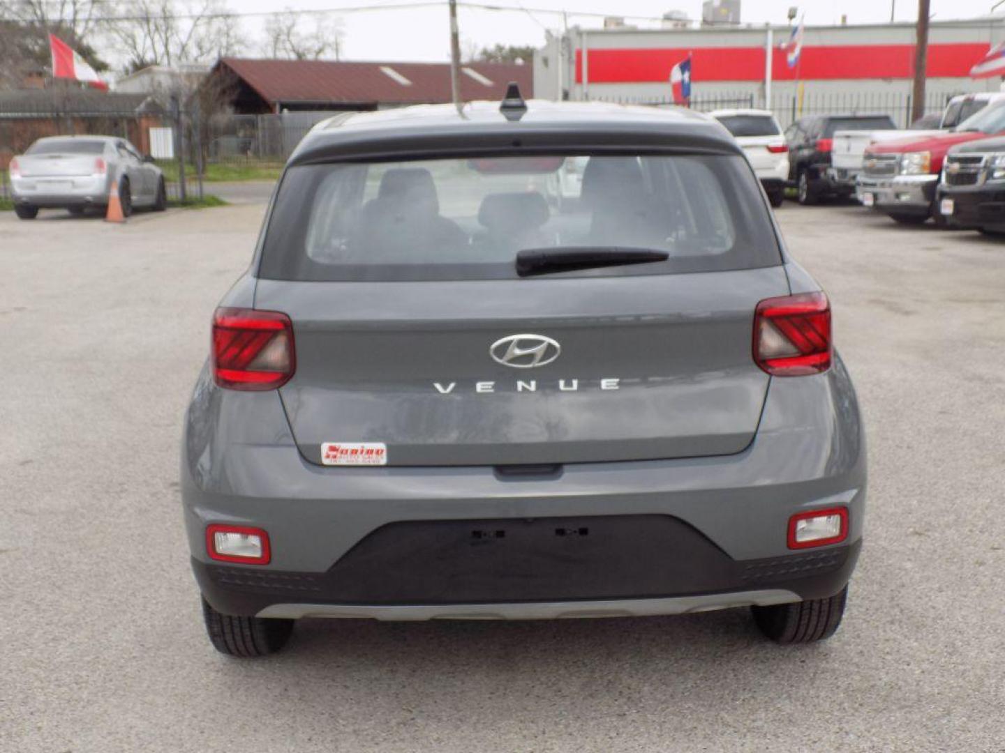 2021 GRAY HYUNDAI VENUE SE (KMHRB8A38MU) with an 1.6L engine, Automatic transmission, located at 830 E. Canino Rd., Houston, TX, 77037, (281) 405-0440, 38.358219, -81.729942 - VENGA A VISITARNOS A CANINO AUTO SALES. ENTRE CAMINANDO Y SALGA MANEJANDO. APROVACION GARANTIZADA CON REQUISITOS MINIMOS! PREGUNTEN POR JESSICA, MAY, O CARRIE PARA SU APROBACION SEGURA. ??830 E CANINO RD HOUSTON TX 77037 ??(281) 405-0440 come visit us today!! walk in/ drive out in minutes! - Photo#6