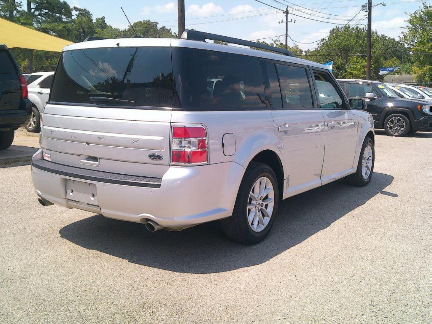 2018 SILVER FORD FLEX SE (2FMGK5B82JB) with an 3.5L engine, Automatic transmission, located at 830 E. Canino Rd., Houston, TX, 77037, (281) 405-0440, 38.358219, -81.729942 - Photo#5