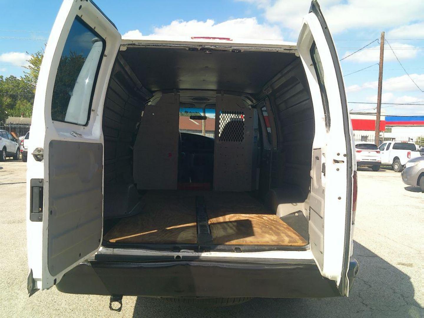 2005 WHITE FORD ECONOLINE E250 VAN (1FTNS24L35H) with an 5.4L engine, Automatic transmission, located at 830 E. Canino Rd., Houston, TX, 77037, (281) 405-0440, 38.358219, -81.729942 - VENGA A VISITARNOS A CANINO AUTO SALES. ENTRE CAMINANDO Y SALGA MANEJANDO. APROVACION GARANTIZADA CON REQUISITOS MINIMOS! PREGUNTEN POR JESSICA, MAY, O CARRIE PARA SU APROBACION SEGURA. ??830 E CANINO RD HOUSTON TX 77037 ??(281) 405-0440 come visit us today!! walk in/ drive out in minutes! - Photo#10