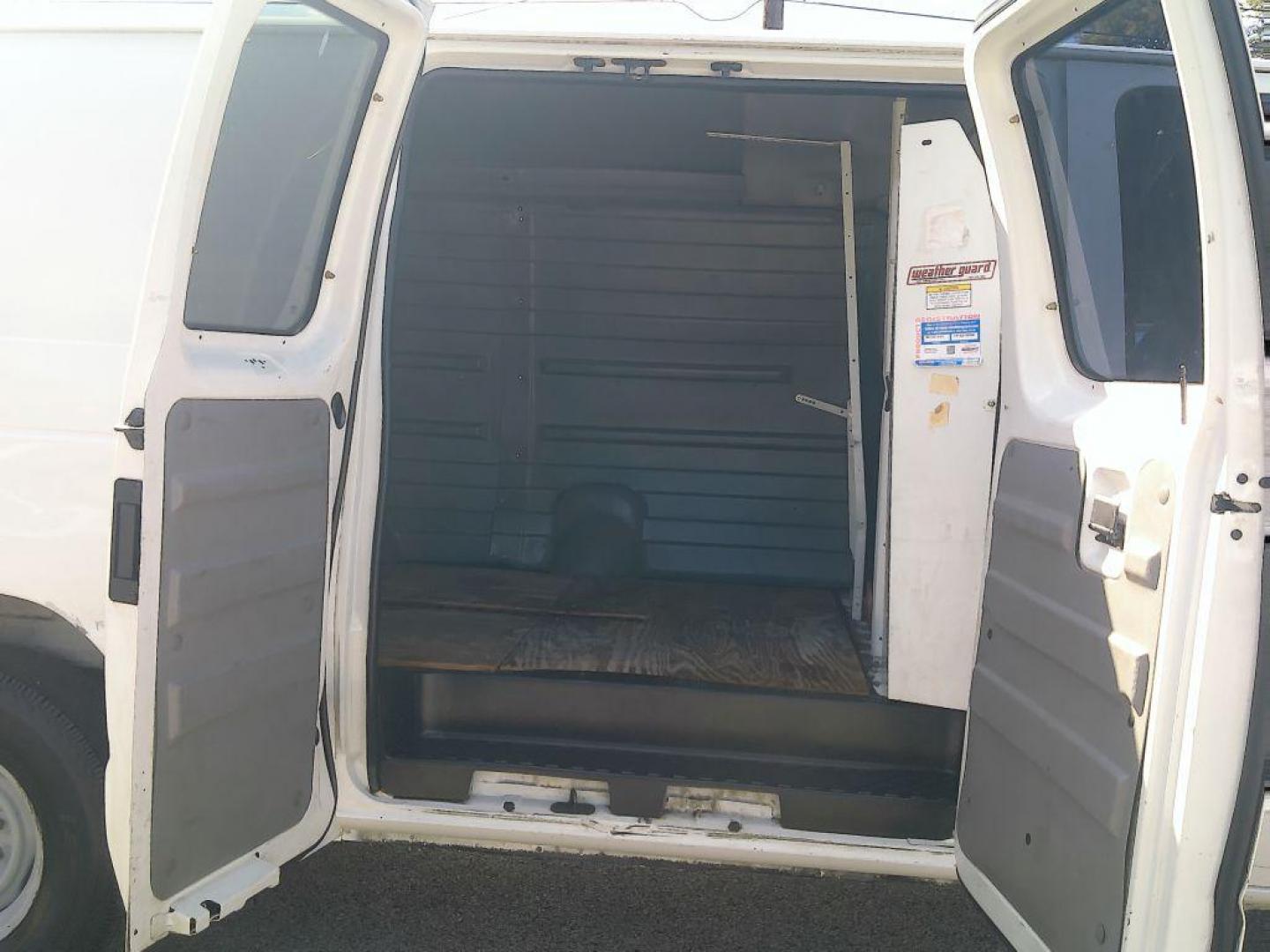 2005 WHITE FORD ECONOLINE E250 VAN (1FTNS24L35H) with an 5.4L engine, Automatic transmission, located at 830 E. Canino Rd., Houston, TX, 77037, (281) 405-0440, 38.358219, -81.729942 - VENGA A VISITARNOS A CANINO AUTO SALES. ENTRE CAMINANDO Y SALGA MANEJANDO. APROVACION GARANTIZADA CON REQUISITOS MINIMOS! PREGUNTEN POR JESSICA, MAY, O CARRIE PARA SU APROBACION SEGURA. ??830 E CANINO RD HOUSTON TX 77037 ??(281) 405-0440 come visit us today!! walk in/ drive out in minutes! - Photo#12