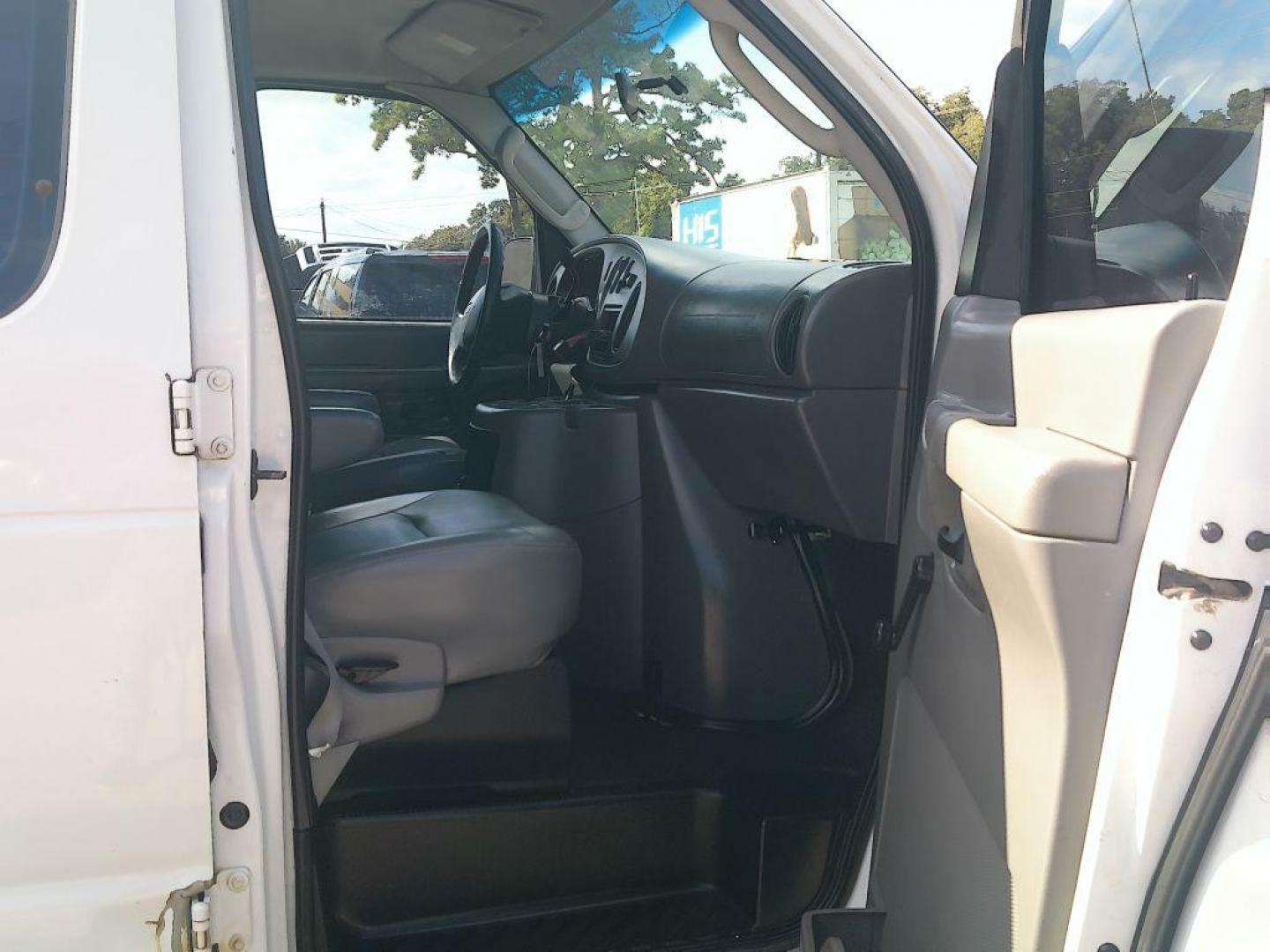 2005 WHITE FORD ECONOLINE E250 VAN (1FTNS24L35H) with an 5.4L engine, Automatic transmission, located at 830 E. Canino Rd., Houston, TX, 77037, (281) 405-0440, 38.358219, -81.729942 - VENGA A VISITARNOS A CANINO AUTO SALES. ENTRE CAMINANDO Y SALGA MANEJANDO. APROVACION GARANTIZADA CON REQUISITOS MINIMOS! PREGUNTEN POR JESSICA, MAY, O CARRIE PARA SU APROBACION SEGURA. ??830 E CANINO RD HOUSTON TX 77037 ??(281) 405-0440 come visit us today!! walk in/ drive out in minutes! - Photo#13