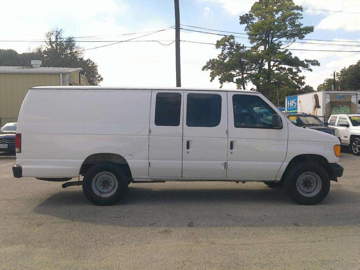 2005 WHITE FORD ECONOLINE E250 VAN (1FTNS24L35H) with an 5.4L engine, Automatic transmission, located at 830 E. Canino Rd., Houston, TX, 77037, (281) 405-0440, 38.358219, -81.729942 - VENGA A VISITARNOS A CANINO AUTO SALES. ENTRE CAMINANDO Y SALGA MANEJANDO. APROVACION GARANTIZADA CON REQUISITOS MINIMOS! PREGUNTEN POR JESSICA, MAY, O CARRIE PARA SU APROBACION SEGURA. ??830 E CANINO RD HOUSTON TX 77037 ??(281) 405-0440 come visit us today!! walk in/ drive out in minutes! - Photo#2