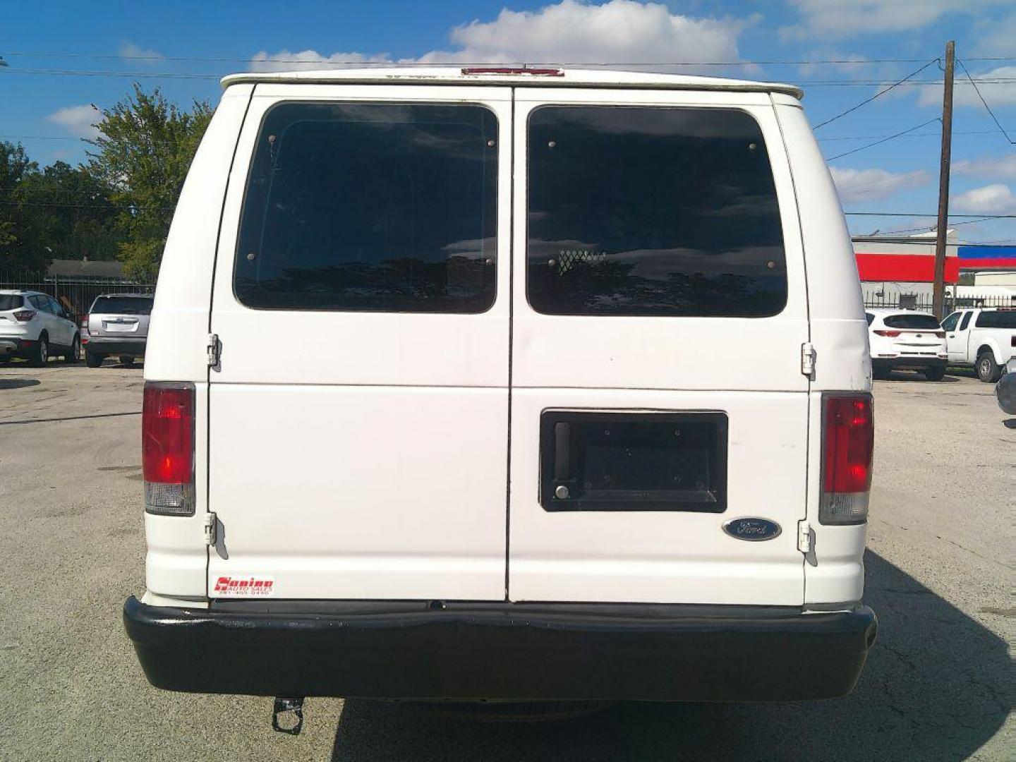 2005 WHITE FORD ECONOLINE E250 VAN (1FTNS24L35H) with an 5.4L engine, Automatic transmission, located at 830 E. Canino Rd., Houston, TX, 77037, (281) 405-0440, 38.358219, -81.729942 - VENGA A VISITARNOS A CANINO AUTO SALES. ENTRE CAMINANDO Y SALGA MANEJANDO. APROVACION GARANTIZADA CON REQUISITOS MINIMOS! PREGUNTEN POR JESSICA, MAY, O CARRIE PARA SU APROBACION SEGURA. ??830 E CANINO RD HOUSTON TX 77037 ??(281) 405-0440 come visit us today!! walk in/ drive out in minutes! - Photo#4