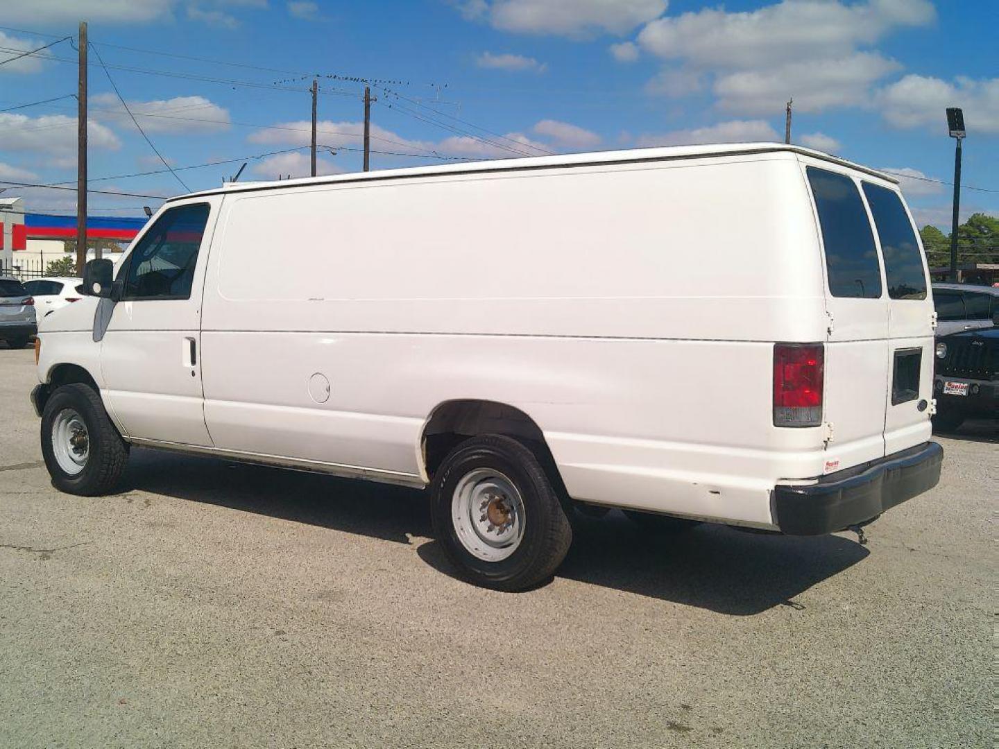 2005 WHITE FORD ECONOLINE E250 VAN (1FTNS24L35H) with an 5.4L engine, Automatic transmission, located at 830 E. Canino Rd., Houston, TX, 77037, (281) 405-0440, 38.358219, -81.729942 - VENGA A VISITARNOS A CANINO AUTO SALES. ENTRE CAMINANDO Y SALGA MANEJANDO. APROVACION GARANTIZADA CON REQUISITOS MINIMOS! PREGUNTEN POR JESSICA, MAY, O CARRIE PARA SU APROBACION SEGURA. ??830 E CANINO RD HOUSTON TX 77037 ??(281) 405-0440 come visit us today!! walk in/ drive out in minutes! - Photo#5