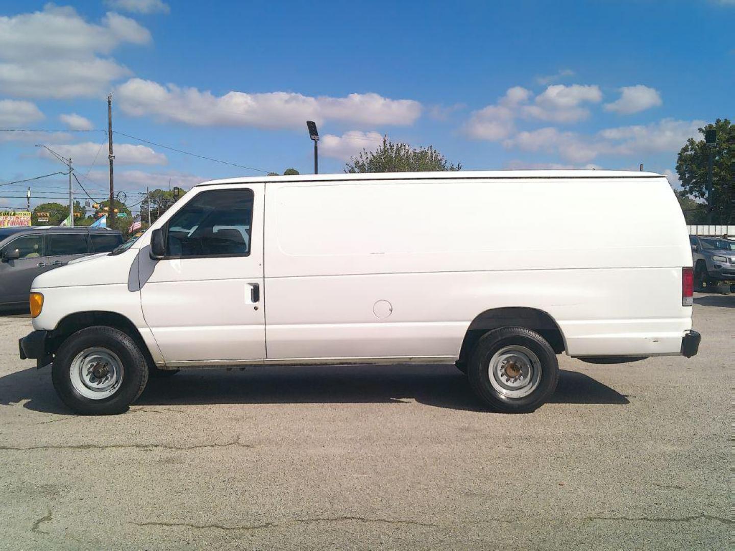 2005 WHITE FORD ECONOLINE E250 VAN (1FTNS24L35H) with an 5.4L engine, Automatic transmission, located at 830 E. Canino Rd., Houston, TX, 77037, (281) 405-0440, 38.358219, -81.729942 - VENGA A VISITARNOS A CANINO AUTO SALES. ENTRE CAMINANDO Y SALGA MANEJANDO. APROVACION GARANTIZADA CON REQUISITOS MINIMOS! PREGUNTEN POR JESSICA, MAY, O CARRIE PARA SU APROBACION SEGURA. ??830 E CANINO RD HOUSTON TX 77037 ??(281) 405-0440 come visit us today!! walk in/ drive out in minutes! - Photo#6