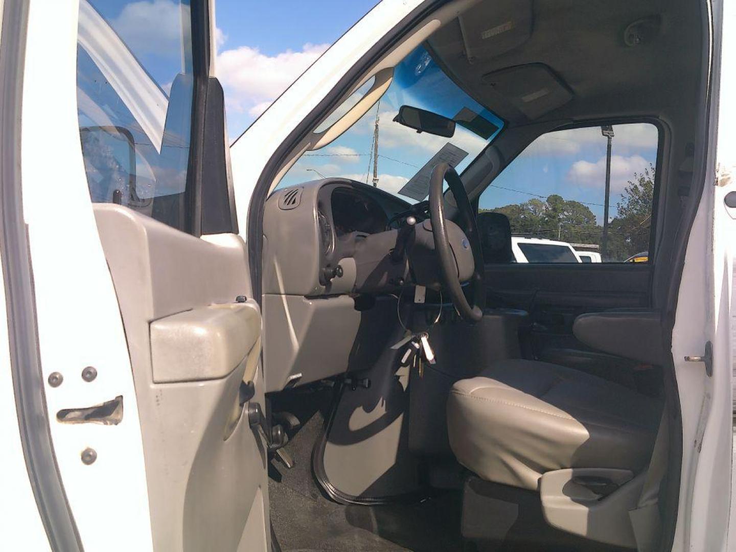 2005 WHITE FORD ECONOLINE E250 VAN (1FTNS24L35H) with an 5.4L engine, Automatic transmission, located at 830 E. Canino Rd., Houston, TX, 77037, (281) 405-0440, 38.358219, -81.729942 - VENGA A VISITARNOS A CANINO AUTO SALES. ENTRE CAMINANDO Y SALGA MANEJANDO. APROVACION GARANTIZADA CON REQUISITOS MINIMOS! PREGUNTEN POR JESSICA, MAY, O CARRIE PARA SU APROBACION SEGURA. ??830 E CANINO RD HOUSTON TX 77037 ??(281) 405-0440 come visit us today!! walk in/ drive out in minutes! - Photo#8