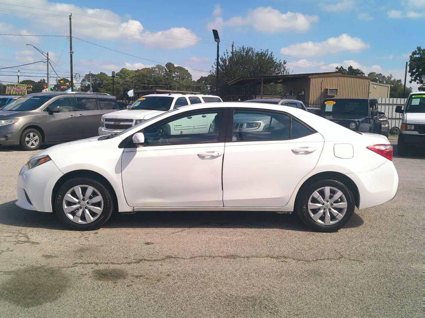 2015 WHITE TOYOTA COROLLA L (5YFBURHE7FP) with an 1.8L engine, Automatic transmission, located at 830 E. Canino Rd., Houston, TX, 77037, (281) 405-0440, 38.358219, -81.729942 - Photo#6