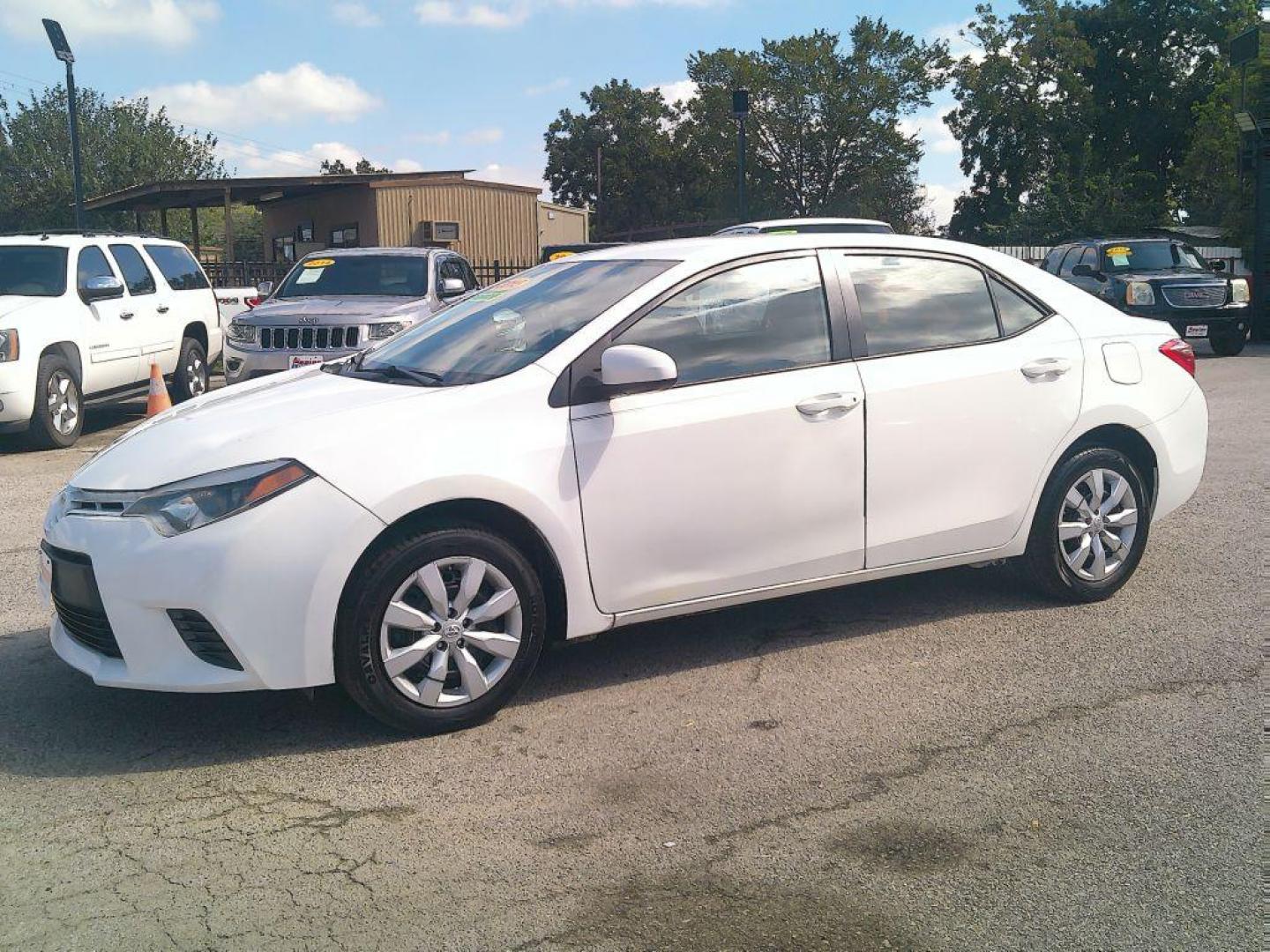 2015 WHITE TOYOTA COROLLA L (5YFBURHE7FP) with an 1.8L engine, Automatic transmission, located at 830 E. Canino Rd., Houston, TX, 77037, (281) 405-0440, 38.358219, -81.729942 - Photo#7