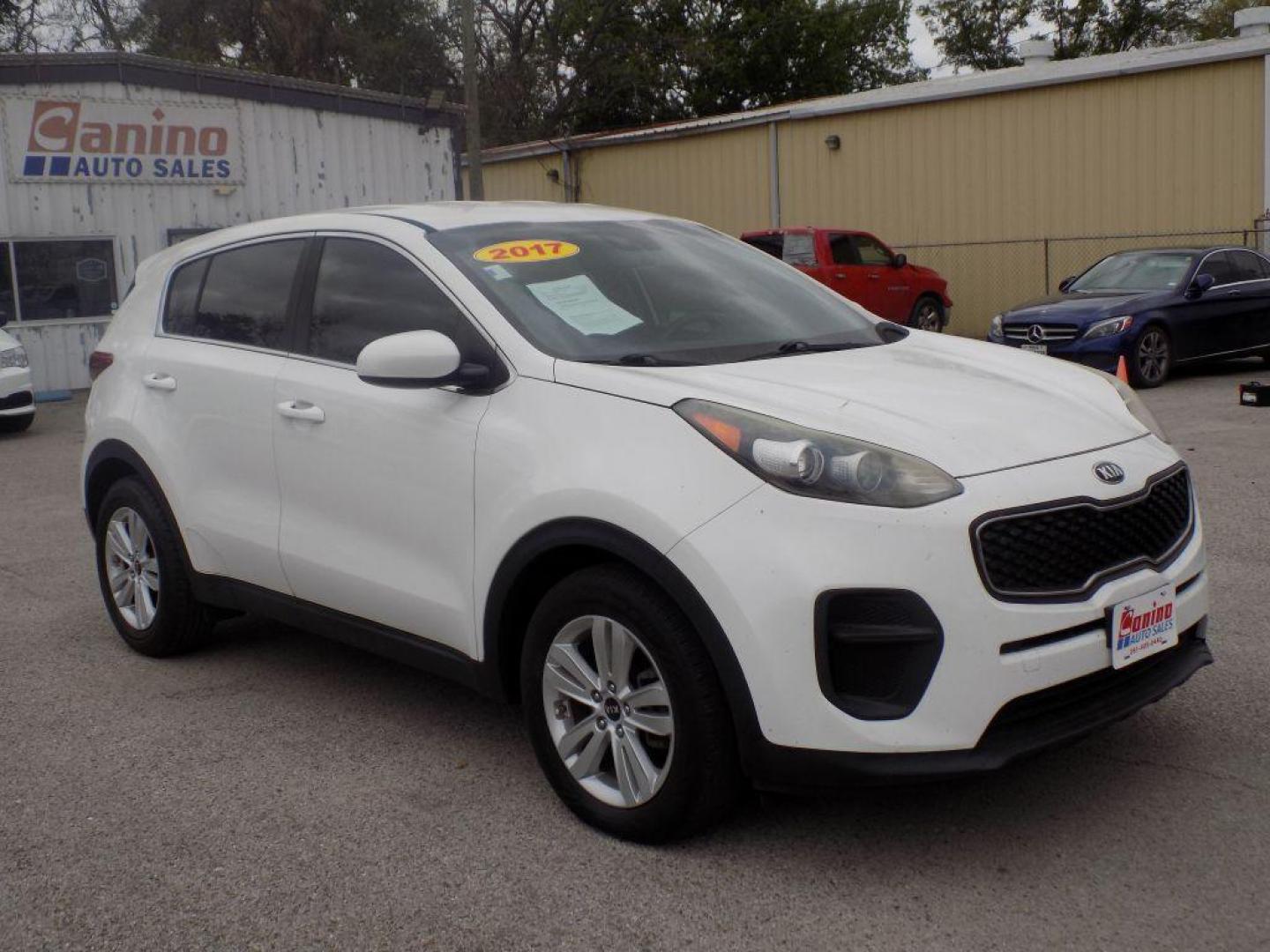 2017 WHITE KIA SPORTAGE LX (KNDPM3AC4H7) with an 2.4L engine, Automatic transmission, located at 830 E. Canino Rd., Houston, TX, 77037, (281) 405-0440, 38.358219, -81.729942 - VENGA A VISITARNOS A CANINO AUTO SALES. ENTRE CAMINANDO Y SALGA MANEJANDO. APROVACION GARANTIZADA CON REQUISITOS MINIMOS! PREGUNTEN POR JESSICA, MAY, O CARRIE PARA SU APROBACION SEGURA. ??830 E CANINO RD HOUSTON TX 77037 ??(281) 405-0440 come visit us today!! walk in/ drive out in minutes! - Photo#1