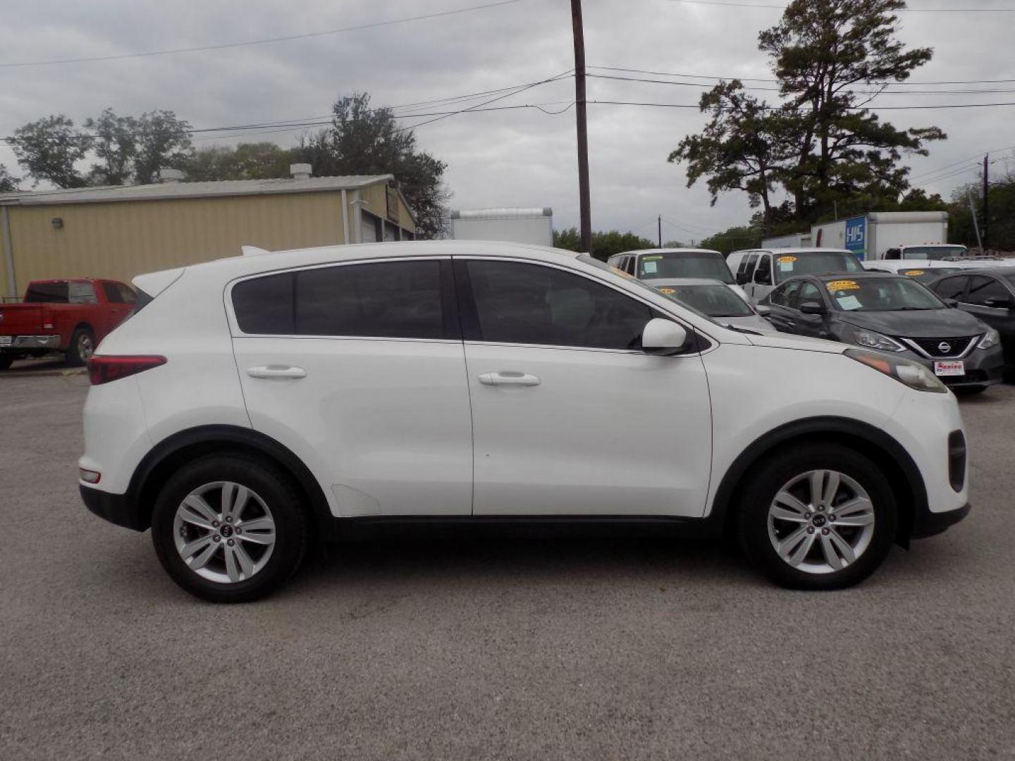 2017 WHITE KIA SPORTAGE LX (KNDPM3AC4H7) with an 2.4L engine, Automatic transmission, located at 830 E. Canino Rd., Houston, TX, 77037, (281) 405-0440, 38.358219, -81.729942 - VENGA A VISITARNOS A CANINO AUTO SALES. ENTRE CAMINANDO Y SALGA MANEJANDO. APROVACION GARANTIZADA CON REQUISITOS MINIMOS! PREGUNTEN POR JESSICA, MAY, O CARRIE PARA SU APROBACION SEGURA. ??830 E CANINO RD HOUSTON TX 77037 ??(281) 405-0440 come visit us today!! walk in/ drive out in minutes! - Photo#2