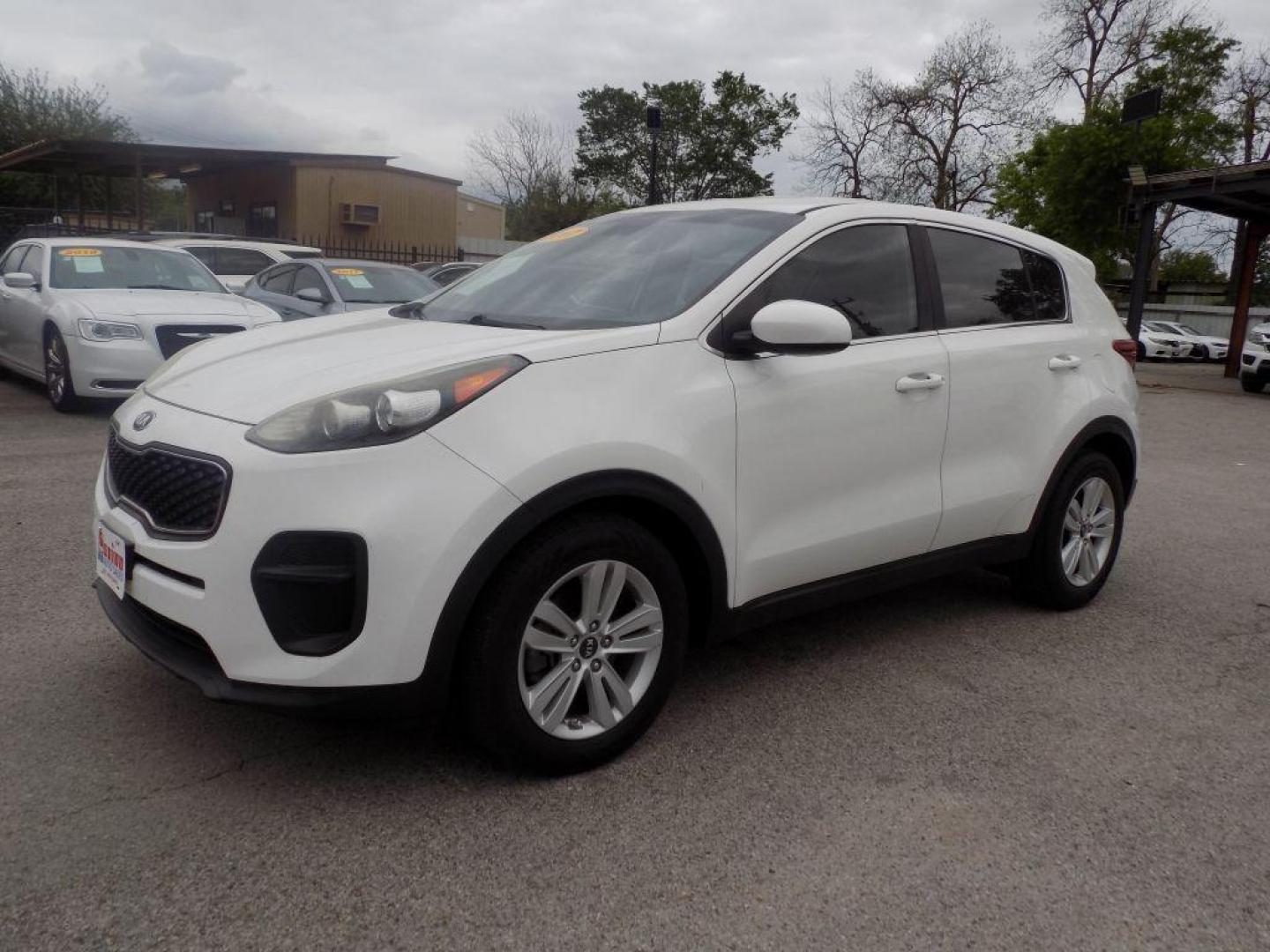 2017 WHITE KIA SPORTAGE LX (KNDPM3AC4H7) with an 2.4L engine, Automatic transmission, located at 830 E. Canino Rd., Houston, TX, 77037, (281) 405-0440, 38.358219, -81.729942 - VENGA A VISITARNOS A CANINO AUTO SALES. ENTRE CAMINANDO Y SALGA MANEJANDO. APROVACION GARANTIZADA CON REQUISITOS MINIMOS! PREGUNTEN POR JESSICA, MAY, O CARRIE PARA SU APROBACION SEGURA. ??830 E CANINO RD HOUSTON TX 77037 ??(281) 405-0440 come visit us today!! walk in/ drive out in minutes! - Photo#7