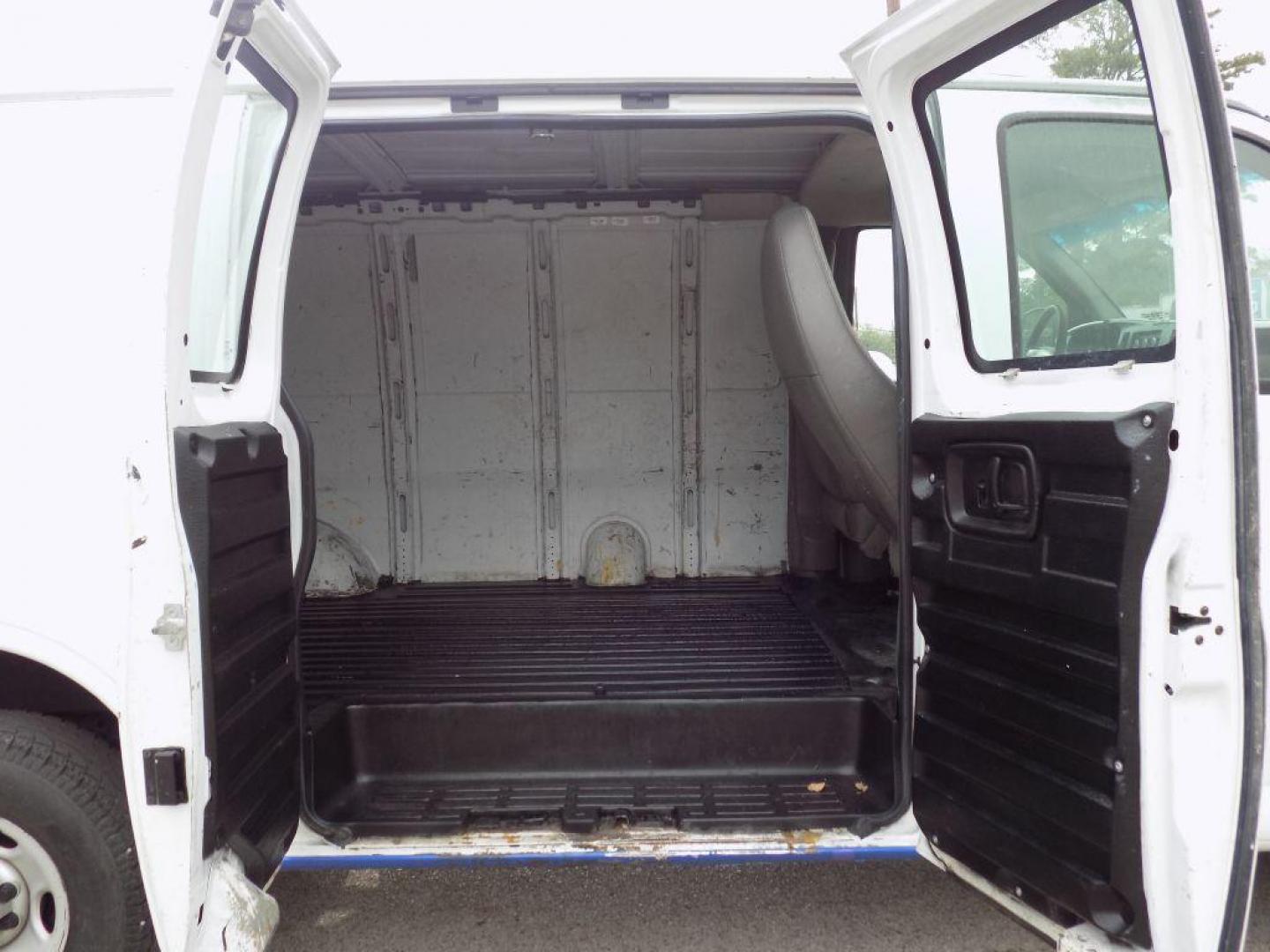 2013 WHITE CHEVROLET EXPRESS G2500 (1GCWGFCAXD1) with an 4.8L engine, Automatic transmission, located at 830 E. Canino Rd., Houston, TX, 77037, (281) 405-0440, 38.358219, -81.729942 - ENGANCHE $1900 TAXAS NO INCLUIDAS PRE APPROVACION FACIL, RAPIDA.... PROCESSO RAPIDO LLAMA O VISITANOS HOY MISMO ESTAMOS LOCALIZADOS EN EL 830 E. CANINO RD (ESQUINA CON AIRLINE) HOUSTON, TEXAS 777037 SU TRABAJO ES SU CREDITO!! ENTRE CAMINANDO Y SALGA MANEJANDO! LLAME YA AL (281) - Photo#13