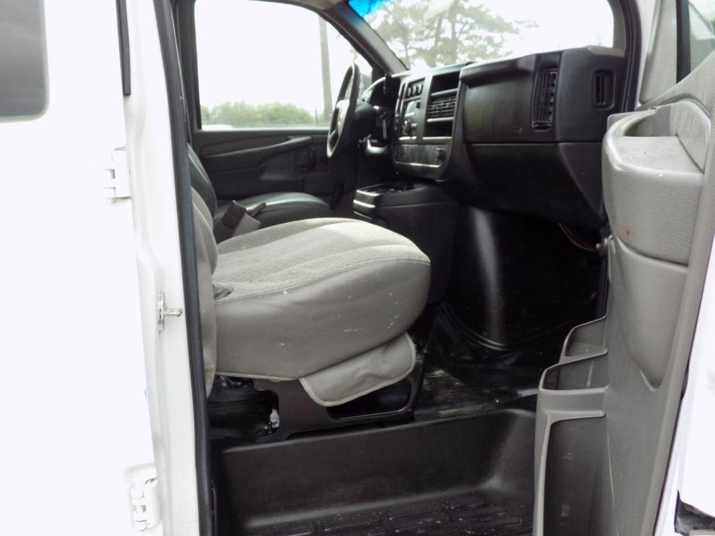 2013 WHITE CHEVROLET EXPRESS G2500 (1GCWGFCAXD1) with an 4.8L engine, Automatic transmission, located at 830 E. Canino Rd., Houston, TX, 77037, (281) 405-0440, 38.358219, -81.729942 - ENGANCHE $1900 TAXAS NO INCLUIDAS PRE APPROVACION FACIL, RAPIDA.... PROCESSO RAPIDO LLAMA O VISITANOS HOY MISMO ESTAMOS LOCALIZADOS EN EL 830 E. CANINO RD (ESQUINA CON AIRLINE) HOUSTON, TEXAS 777037 SU TRABAJO ES SU CREDITO!! ENTRE CAMINANDO Y SALGA MANEJANDO! LLAME YA AL (281) - Photo#16