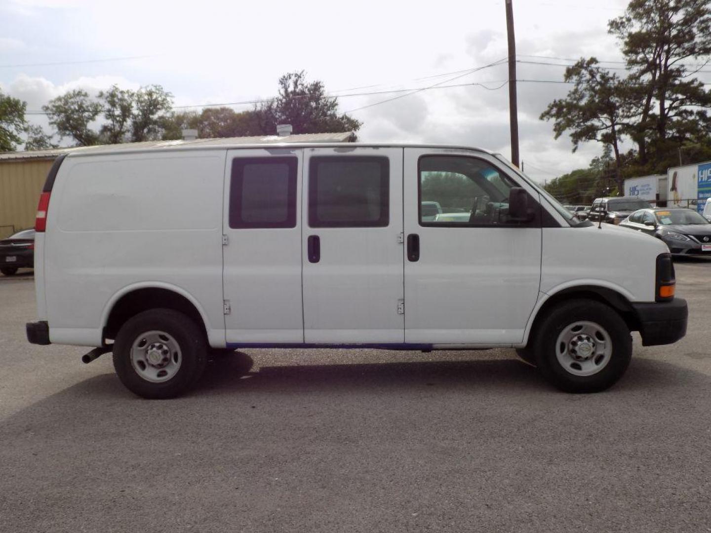 2013 WHITE CHEVROLET EXPRESS G2500 (1GCWGFCAXD1) with an 4.8L engine, Automatic transmission, located at 830 E. Canino Rd., Houston, TX, 77037, (281) 405-0440, 38.358219, -81.729942 - ENGANCHE $1900 TAXAS NO INCLUIDAS PRE APPROVACION FACIL, RAPIDA.... PROCESSO RAPIDO LLAMA O VISITANOS HOY MISMO ESTAMOS LOCALIZADOS EN EL 830 E. CANINO RD (ESQUINA CON AIRLINE) HOUSTON, TEXAS 777037 SU TRABAJO ES SU CREDITO!! ENTRE CAMINANDO Y SALGA MANEJANDO! LLAME YA AL (281) - Photo#2