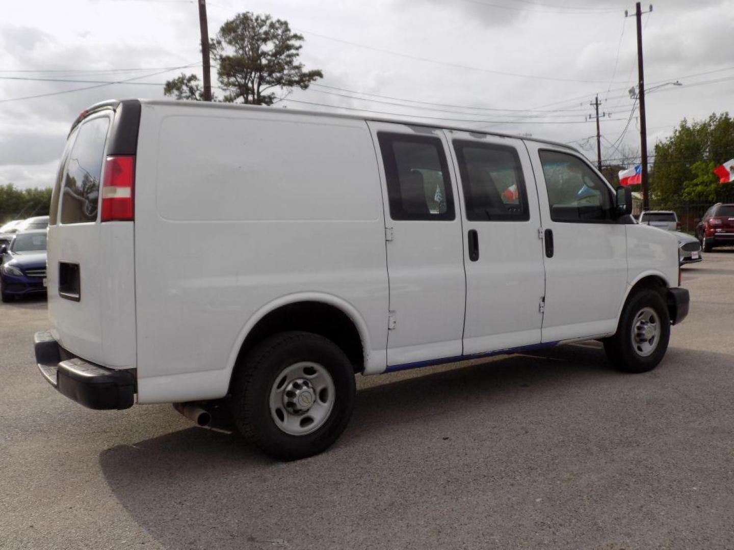 2013 WHITE CHEVROLET EXPRESS G2500 (1GCWGFCAXD1) with an 4.8L engine, Automatic transmission, located at 830 E. Canino Rd., Houston, TX, 77037, (281) 405-0440, 38.358219, -81.729942 - ENGANCHE $1900 TAXAS NO INCLUIDAS PRE APPROVACION FACIL, RAPIDA.... PROCESSO RAPIDO LLAMA O VISITANOS HOY MISMO ESTAMOS LOCALIZADOS EN EL 830 E. CANINO RD (ESQUINA CON AIRLINE) HOUSTON, TEXAS 777037 SU TRABAJO ES SU CREDITO!! ENTRE CAMINANDO Y SALGA MANEJANDO! LLAME YA AL (281) - Photo#3